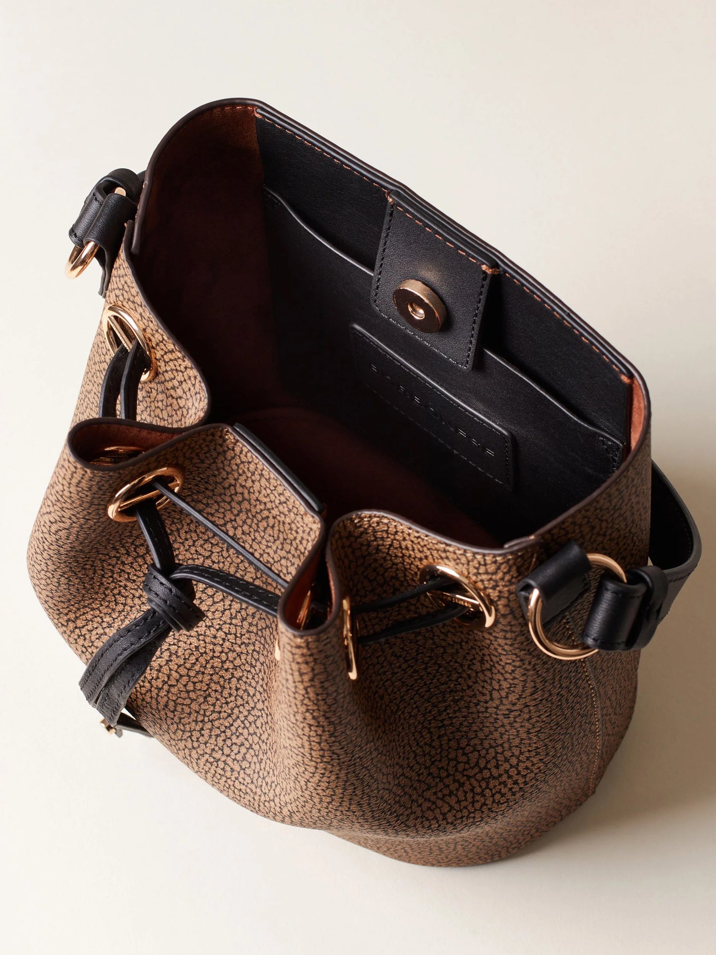 https://admin.shopify.com/store/gulieshop/products/15391808684381#:~:text=https%3A//www.gulieshop.it%20%E2%80%BA%20products%20%E2%80%BA%20borbonese%2Dborsa%2Dsecchiello%2D910100570023