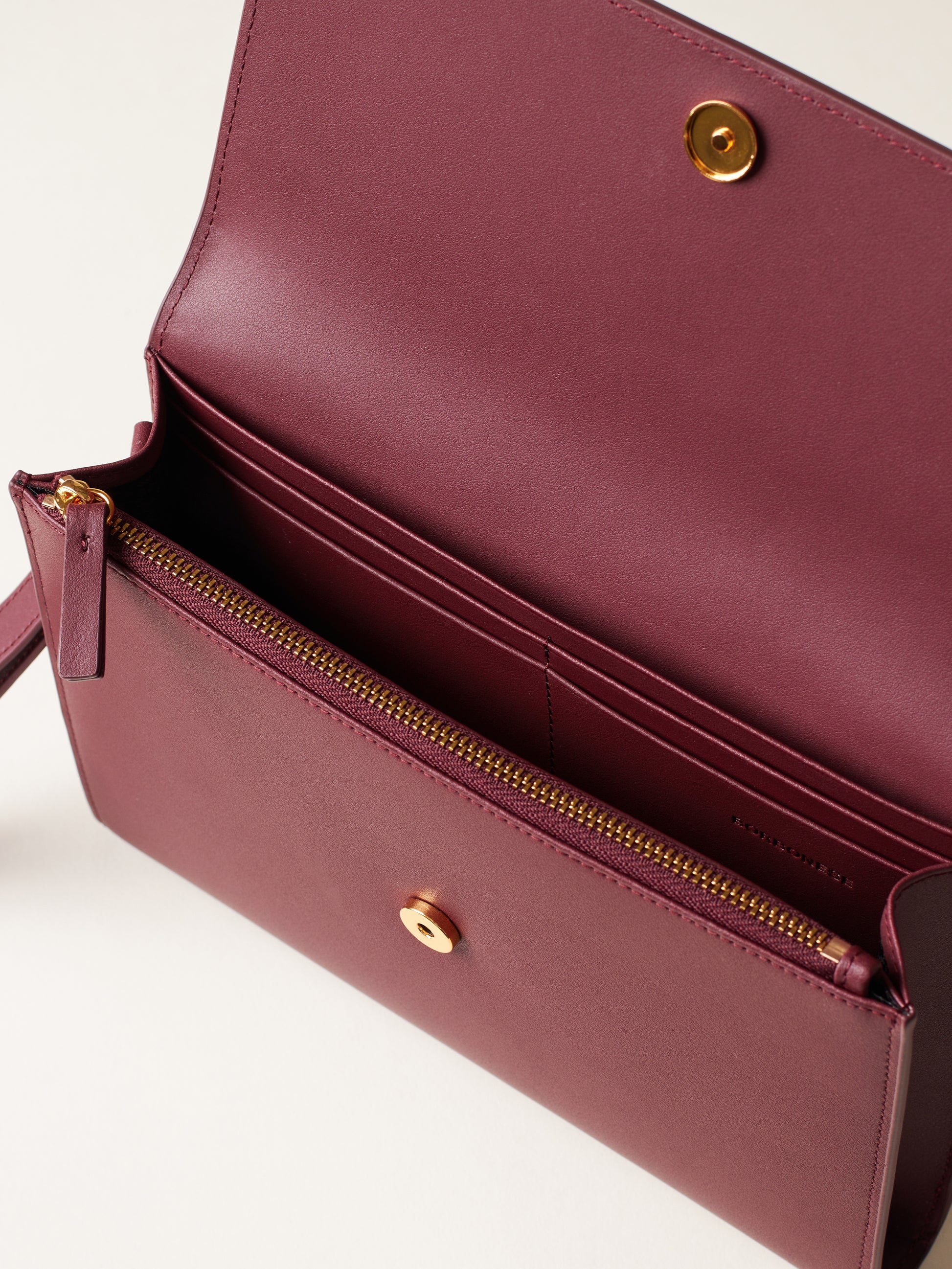 https://admin.shopify.com/store/gulieshop/products/15491901391197#:~:text=https%3A//www.gulieshop.it%20%E2%80%BA%20products%20%E2%80%BA%20borbonese%2Dbusta%2Din%2Dpelle%2D91010037%2D433