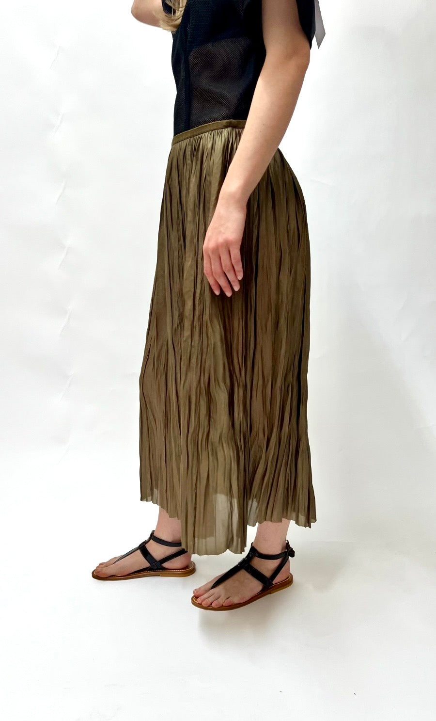 https://admin.shopify.com/store/gulieshop/products/15400666595677#:~:text=https%3A//www.gulieshop.it%20%E2%80%BA%20products%20%E2%80%BA%20r%2Dcollina%2Dgonna%2Dmidi%2Dplisse%2Db57067%2D2