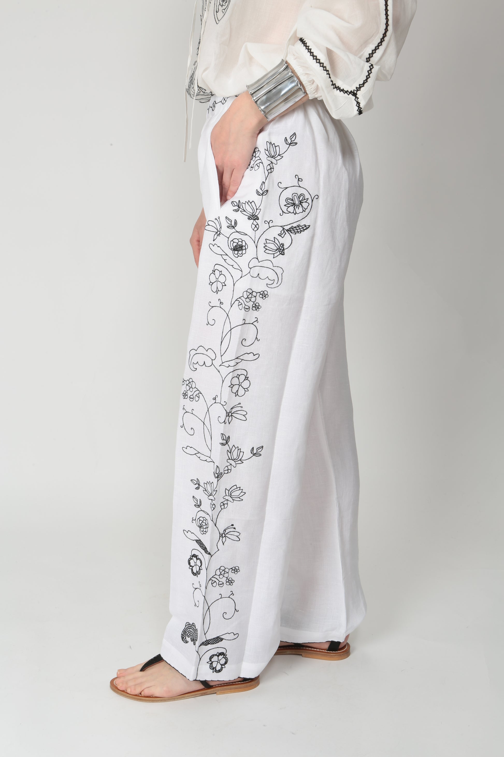 https://admin.shopify.com/store/gulieshop/products/15359827837277#:~:text=https%3A//www.gulieshop.it%20%E2%80%BA%20products%20%E2%80%BA%20ordito%2Dpantalone%2Dricamato%2Dgiada