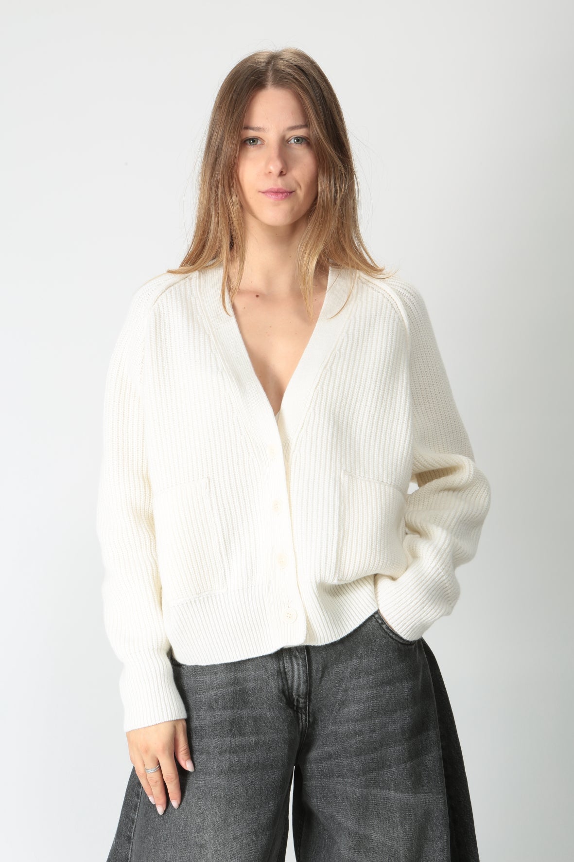 https://admin.shopify.com/store/gulieshop/products/9877532803421#:~:text=https%3A//www.gulieshop.it%20%E2%80%BA%20products%20%E2%80%BA%20jei%2Do%2Dcardigan%2Da%2Dcoste%2Dcropped%2D4365