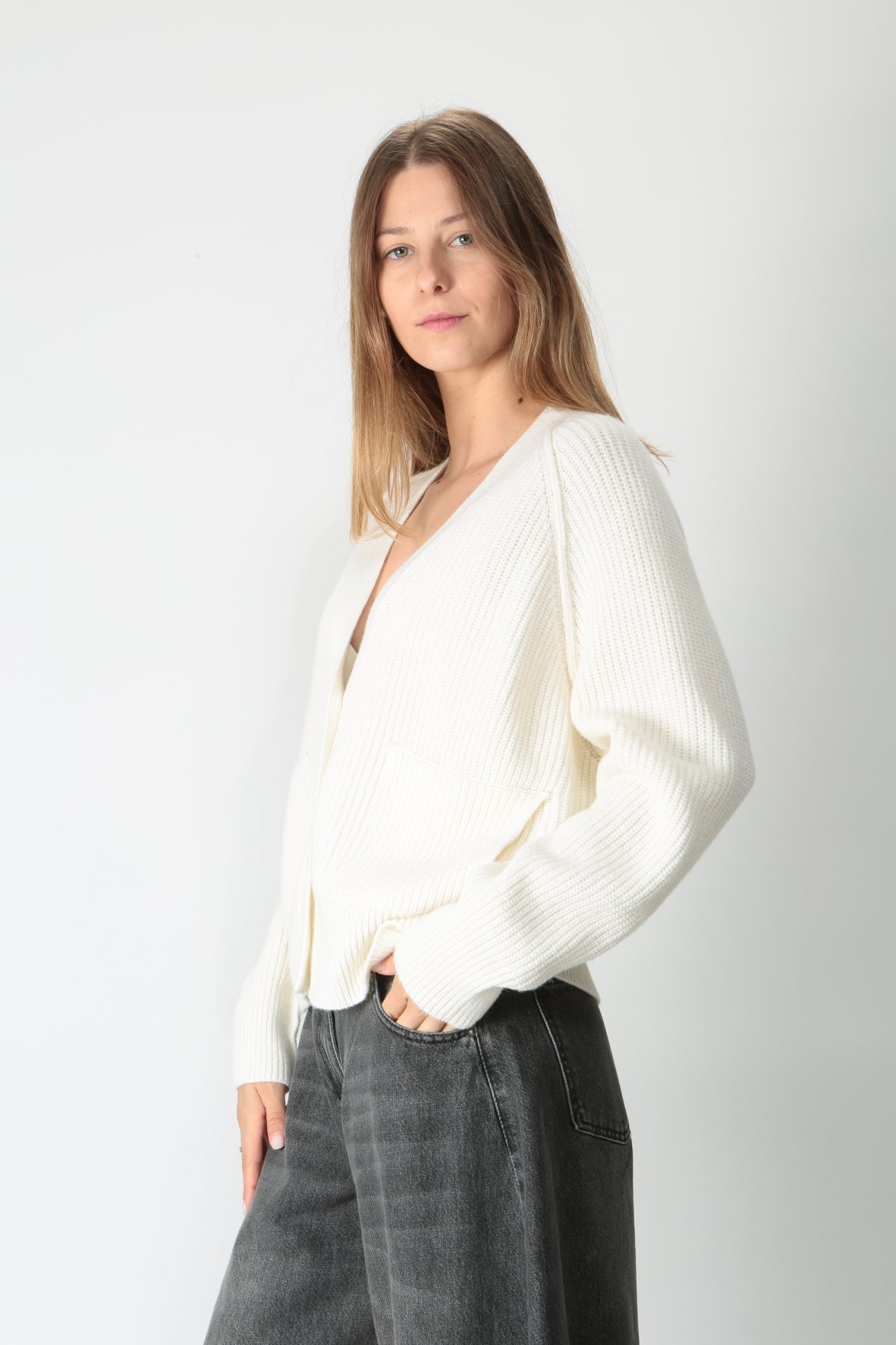 https://admin.shopify.com/store/gulieshop/products/9877532803421#:~:text=https%3A//www.gulieshop.it%20%E2%80%BA%20products%20%E2%80%BA%20jei%2Do%2Dcardigan%2Da%2Dcoste%2Dcropped%2D4365