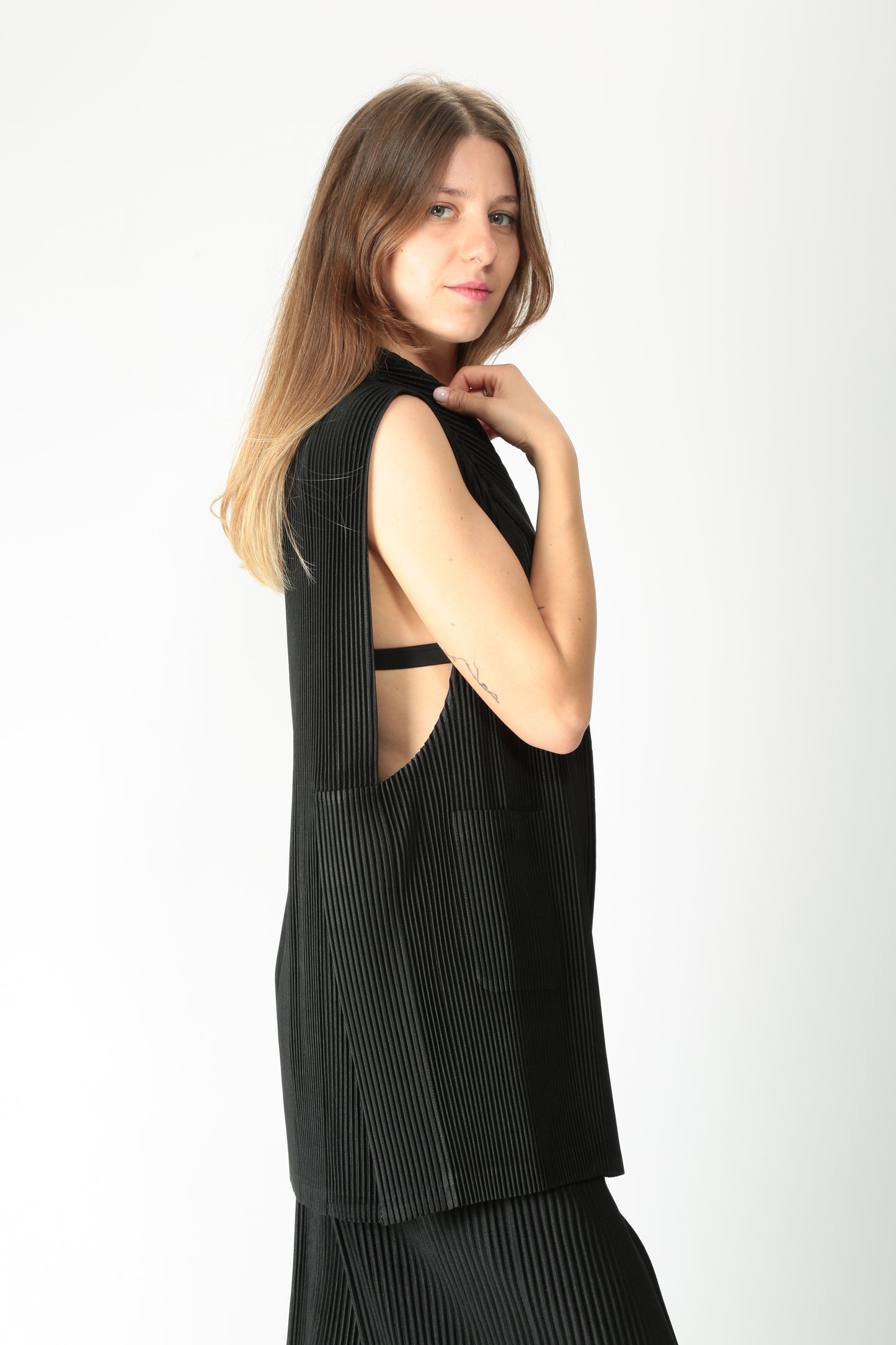https://admin.shopify.com/store/gulieshop/products/15579496055133#:~:text=https%3A//www.gulieshop.it%20%E2%80%BA%20products%20%E2%80%BA%20meimeij%2Dgilet%2Dplisse%2Dm5fy19