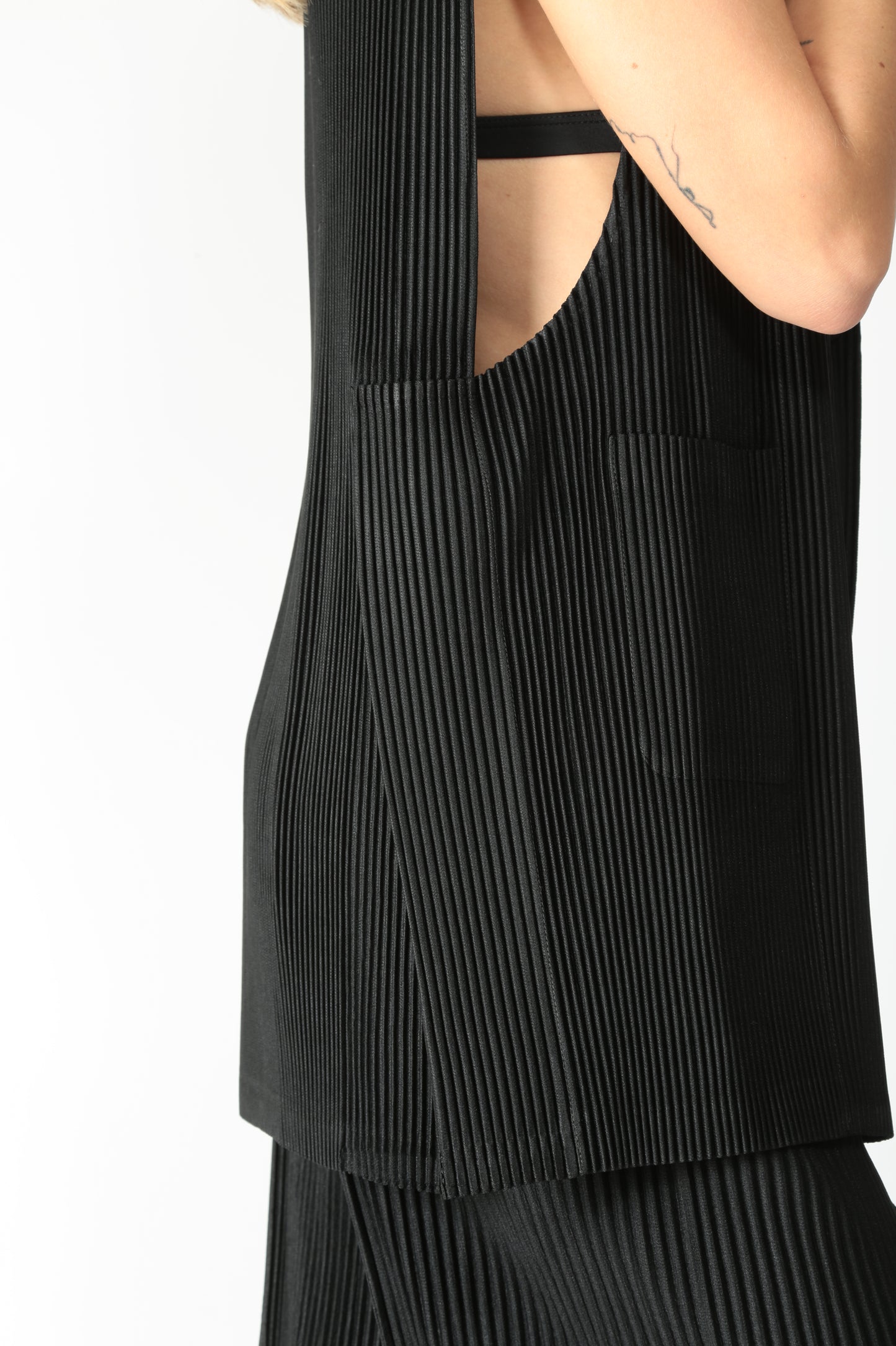 https://admin.shopify.com/store/gulieshop/products/15579496055133#:~:text=https%3A//www.gulieshop.it%20%E2%80%BA%20products%20%E2%80%BA%20meimeij%2Dgilet%2Dplisse%2Dm5fy19