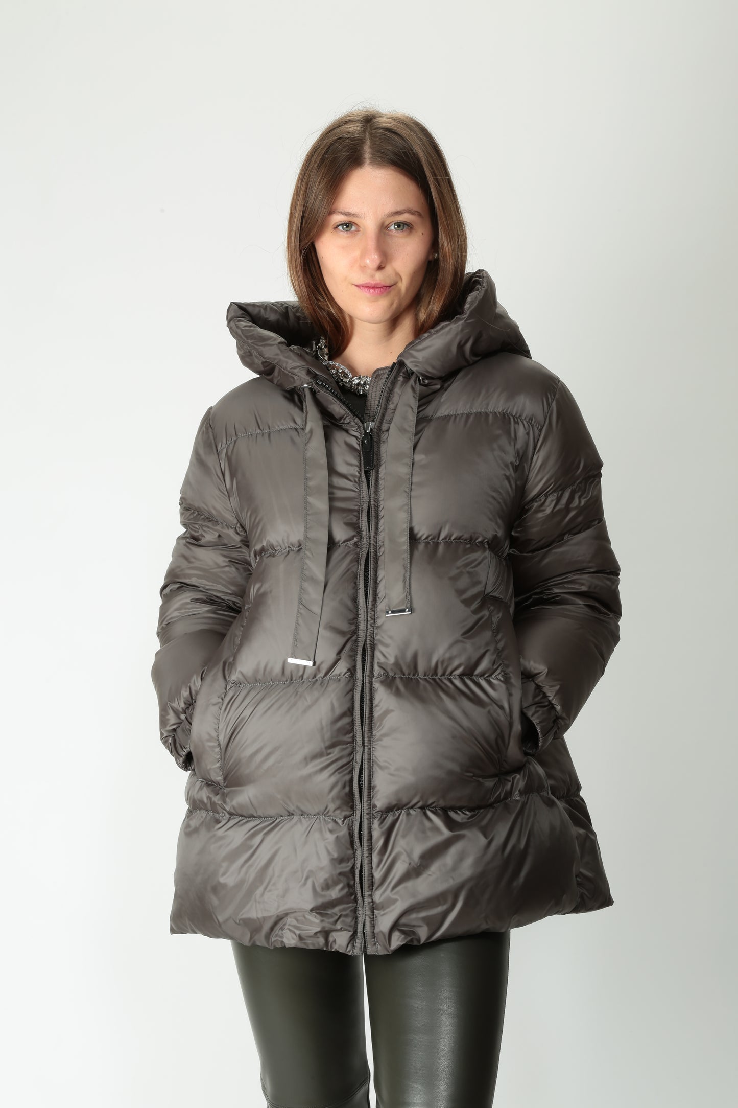 https://admin.shopify.com/store/gulieshop/products/15577928401245#:~:text=https%3A//www.gulieshop.it%20%E2%80%BA%20products%20%E2%80%BA%20maxmara%2Dthe%2Dcube%2Dpiumino%2Dcorto%2Dvera%2Dpiuma%2Dseia