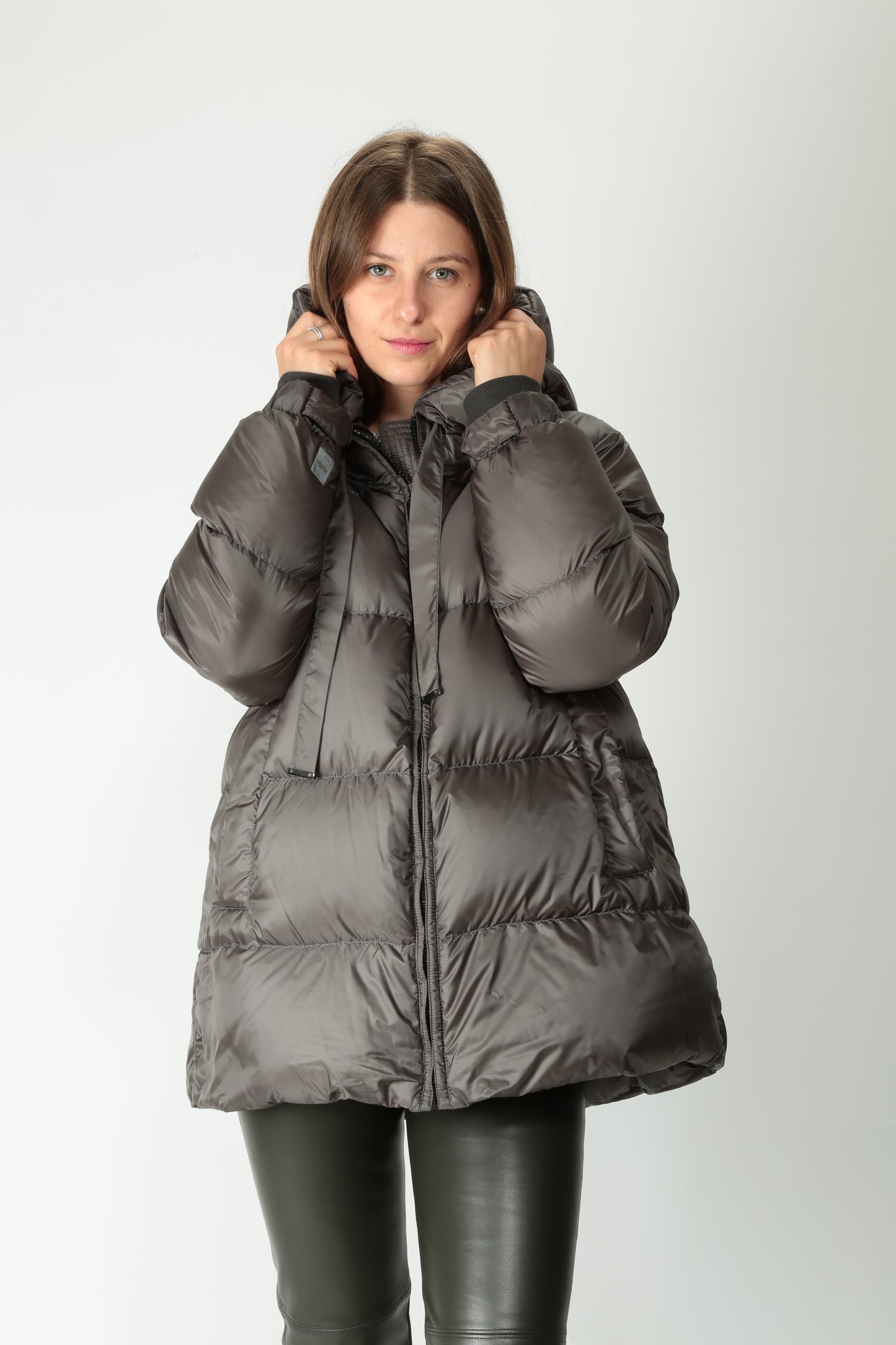 https://admin.shopify.com/store/gulieshop/products/15577928401245#:~:text=https%3A//www.gulieshop.it%20%E2%80%BA%20products%20%E2%80%BA%20maxmara%2Dthe%2Dcube%2Dpiumino%2Dcorto%2Dvera%2Dpiuma%2Dseia