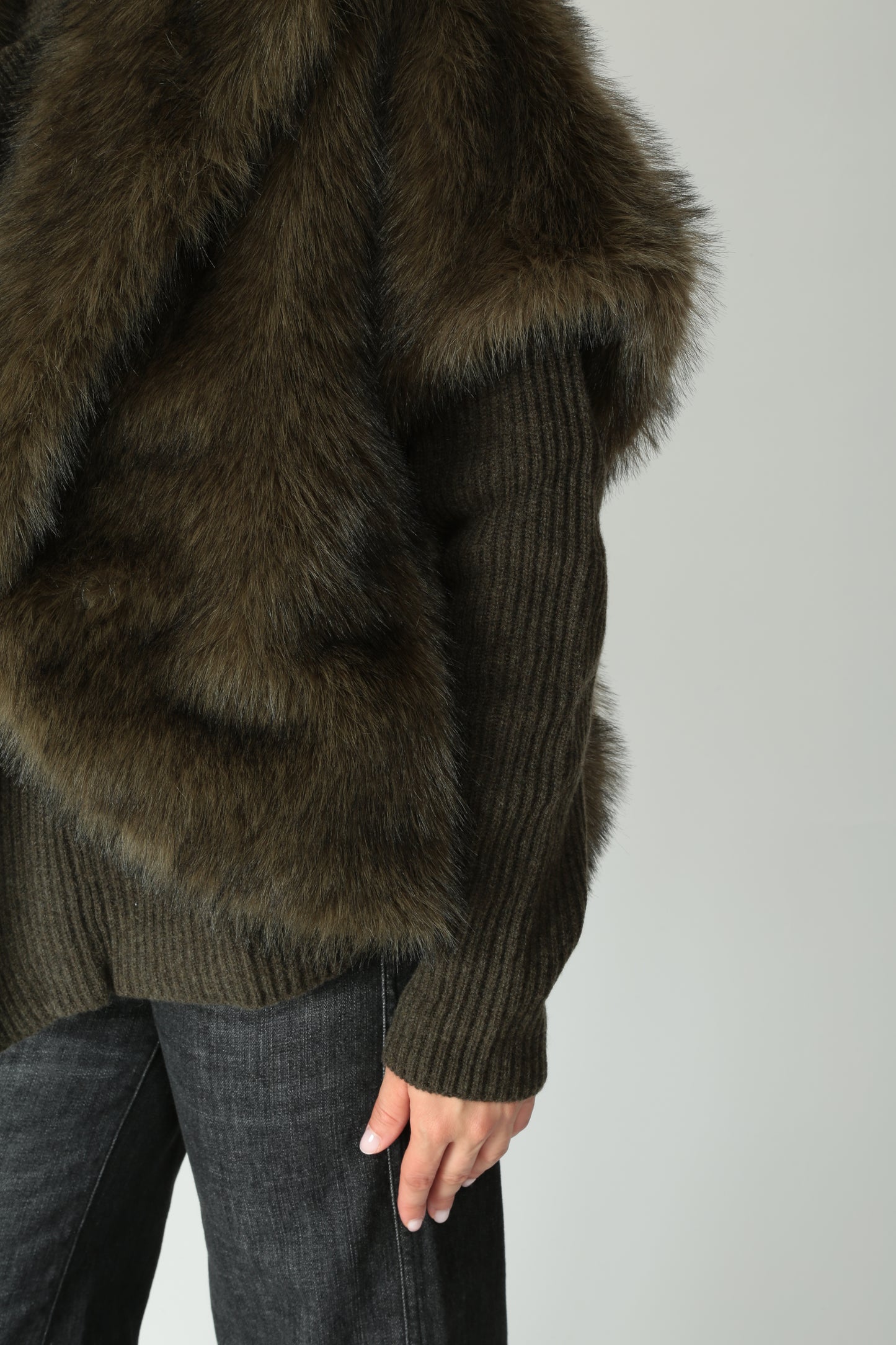 https://admin.shopify.com/store/gulieshop/products/15577923649885#:~:text=https%3A//www.gulieshop.it%20%E2%80%BA%20products%20%E2%80%BA%20l%2Dconti%2Decopelliccia%2Dsmanicata%2Dalyn%2Dl5ww28
