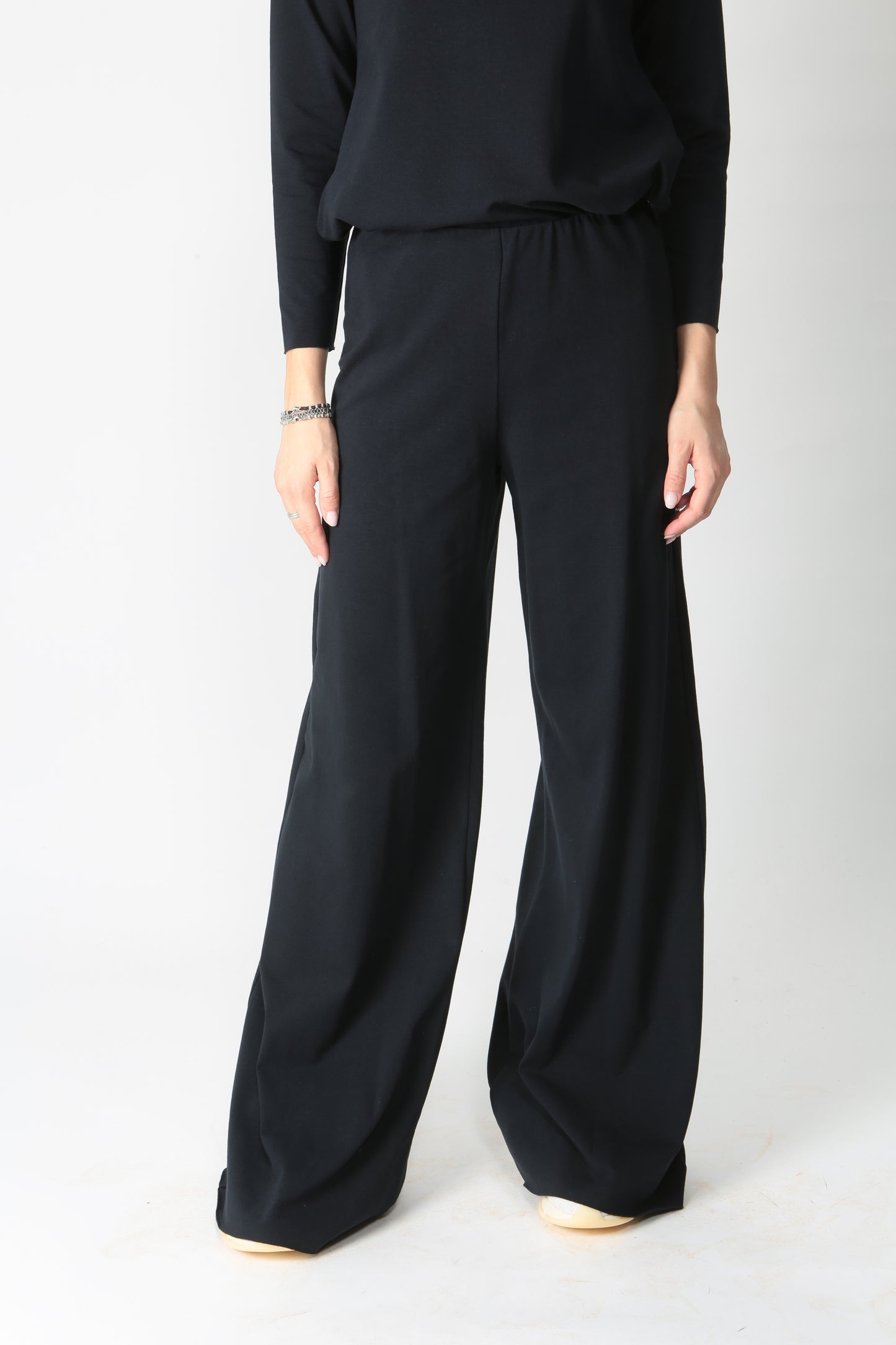 https://admin.shopify.com/store/gulieshop/products/9902921974109#:~:text=https%3A//www.gulieshop.it%20%E2%80%BA%20products%20%E2%80%BA%201978%2Dpantalone%2Dlargo%2Din%2Dfelpa%2Dleggera%2Dlivia%2D1