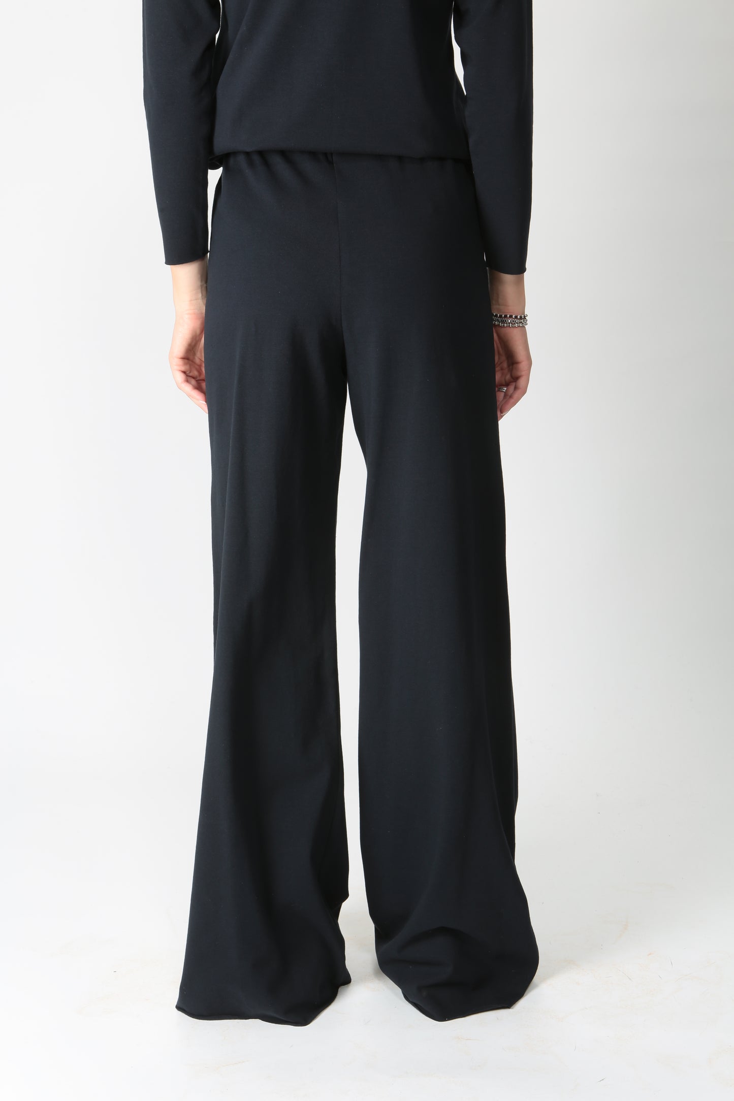 https://admin.shopify.com/store/gulieshop/products/9902921974109#:~:text=https%3A//www.gulieshop.it%20%E2%80%BA%20products%20%E2%80%BA%201978%2Dpantalone%2Dlargo%2Din%2Dfelpa%2Dleggera%2Dlivia%2D1