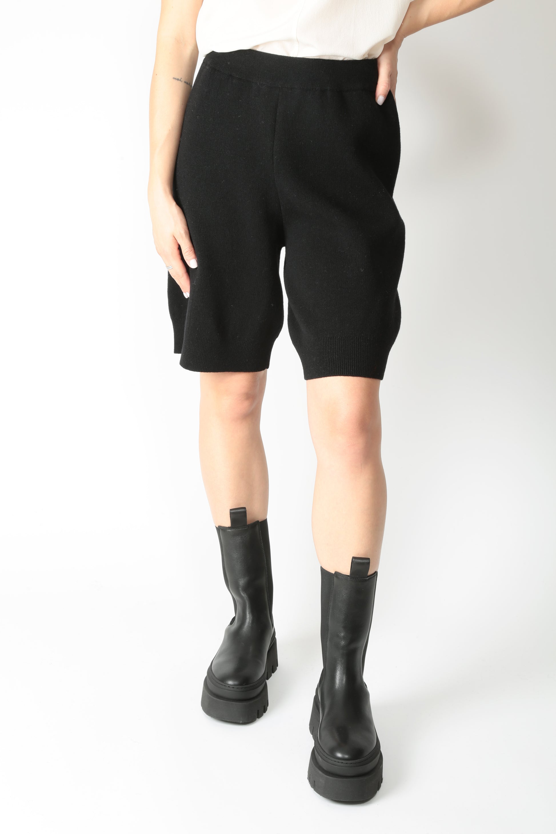 https://admin.shopify.com/store/gulieshop/products/15633572692317#:~:text=https%3A//www.gulieshop.it%20%E2%80%BA%20products%20%E2%80%BA%20jei%2Do%2Dshort%2Din%2Dlana%2D4535