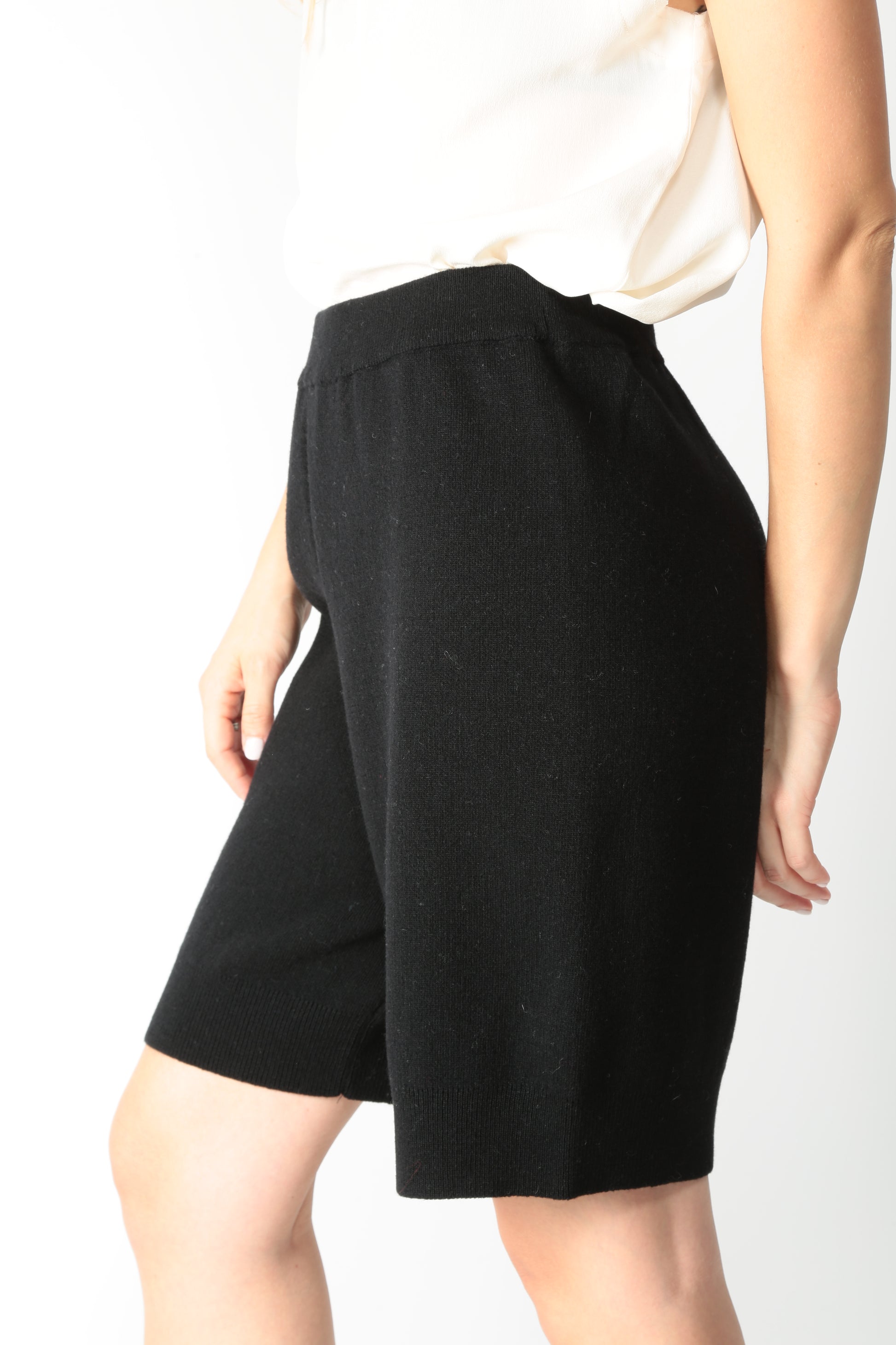https://admin.shopify.com/store/gulieshop/products/15633572692317#:~:text=https%3A//www.gulieshop.it%20%E2%80%BA%20products%20%E2%80%BA%20jei%2Do%2Dshort%2Din%2Dlana%2D4535