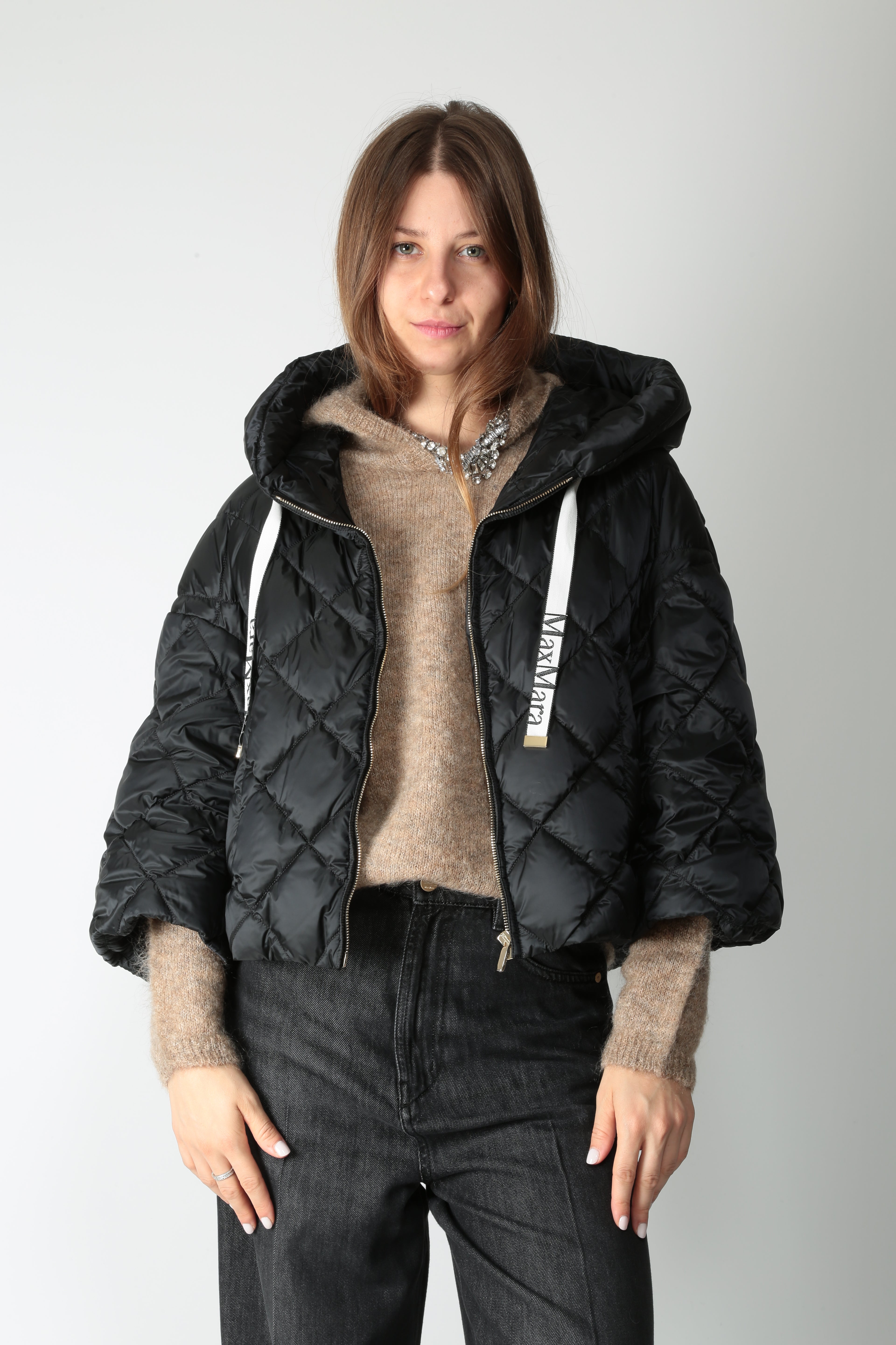 https://admin.shopify.com/store/gulieshop/products/15659295408477#:~:text=https%3A//www.gulieshop.it%20%E2%80%BA%20products%20%E2%80%BA%20maxmara%2Dthe%2Dcube%2Dgiacca%2Dcorta%2Dimbottita%2Dsisoft