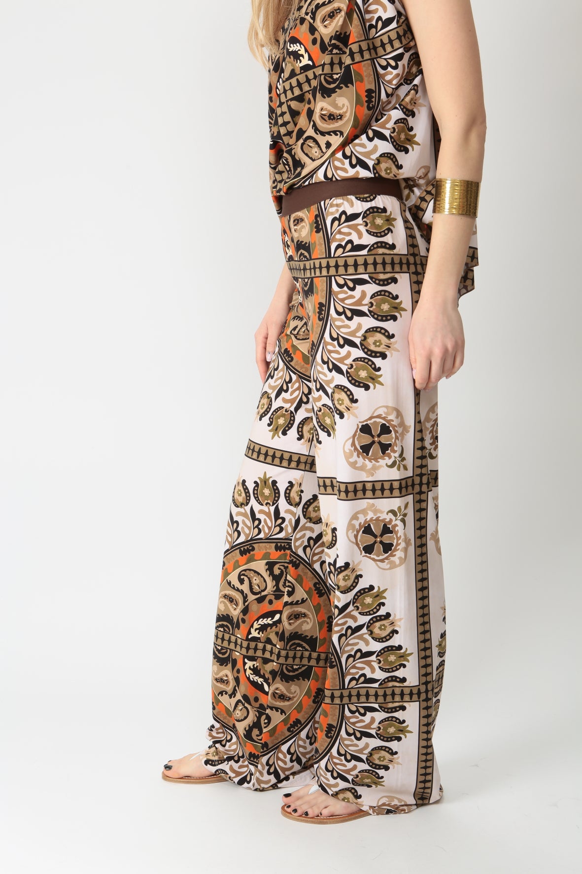 https://admin.shopify.com/store/gulieshop/products/9002513596765#:~:text=Invia-,Maliprami%20Pantalone%20fluido%20Suzani%20oro%20JH753070628,-Contenuto%20multimediale%201