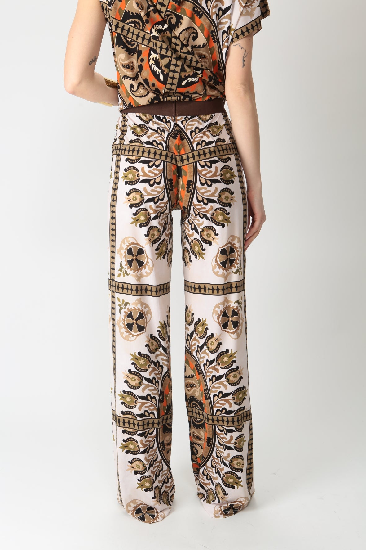 https://admin.shopify.com/store/gulieshop/products/9002513596765#:~:text=Invia-,Maliprami%20Pantalone%20fluido%20Suzani%20oro%20JH753070628,-Contenuto%20multimediale%201