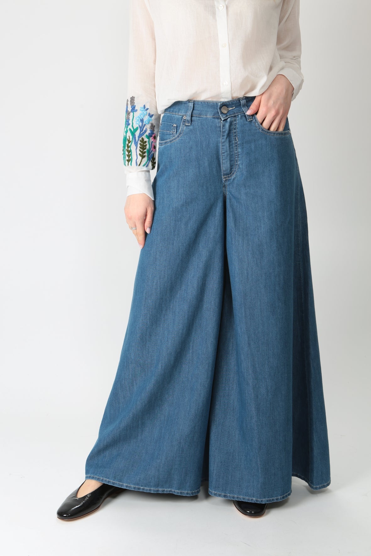 https://admin.shopify.com/store/gulieshop/products/9133537165661#:~:text=Invia-,Latin%C3%B2%20Jeans%20largo%20effetto%20gonna%20PA207DMD044%20Sonia,-Contenuto%20multimediale%201