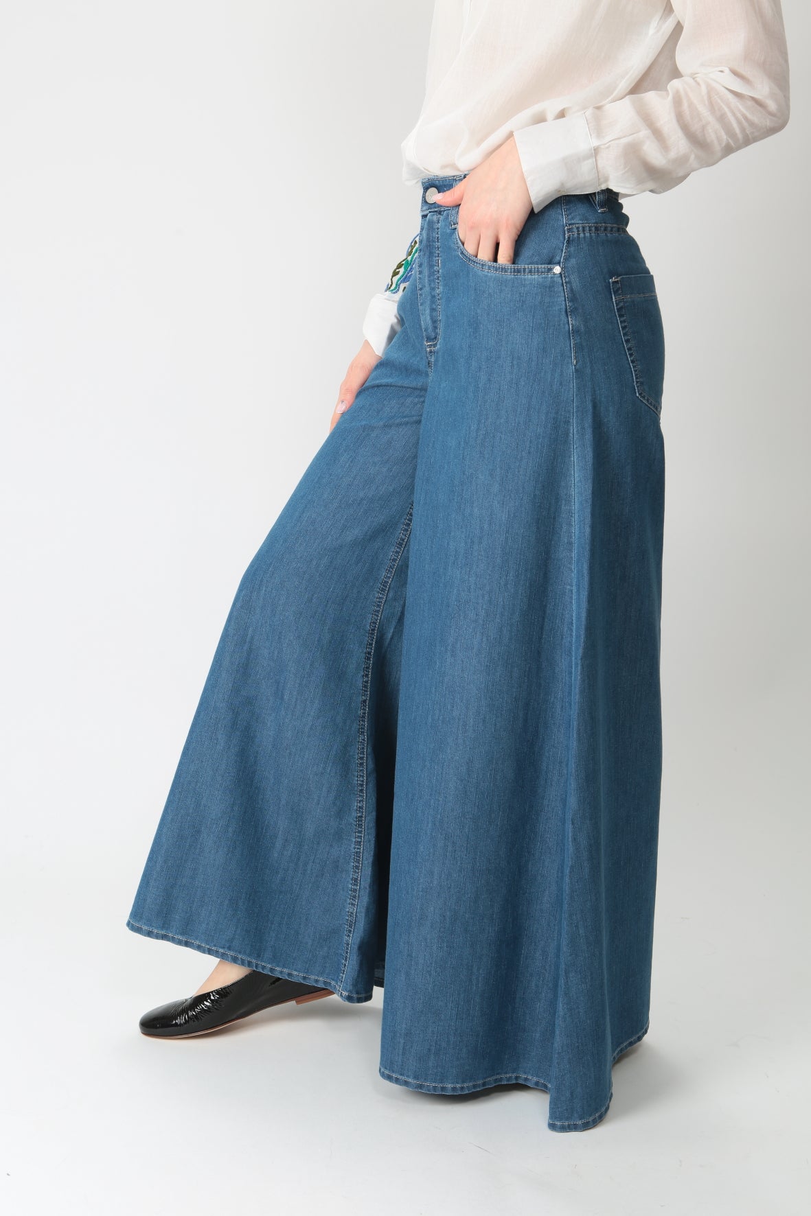https://admin.shopify.com/store/gulieshop/products/9133537165661#:~:text=Invia-,Latin%C3%B2%20Jeans%20largo%20effetto%20gonna%20PA207DMD044%20Sonia,-Contenuto%20multimediale%201
