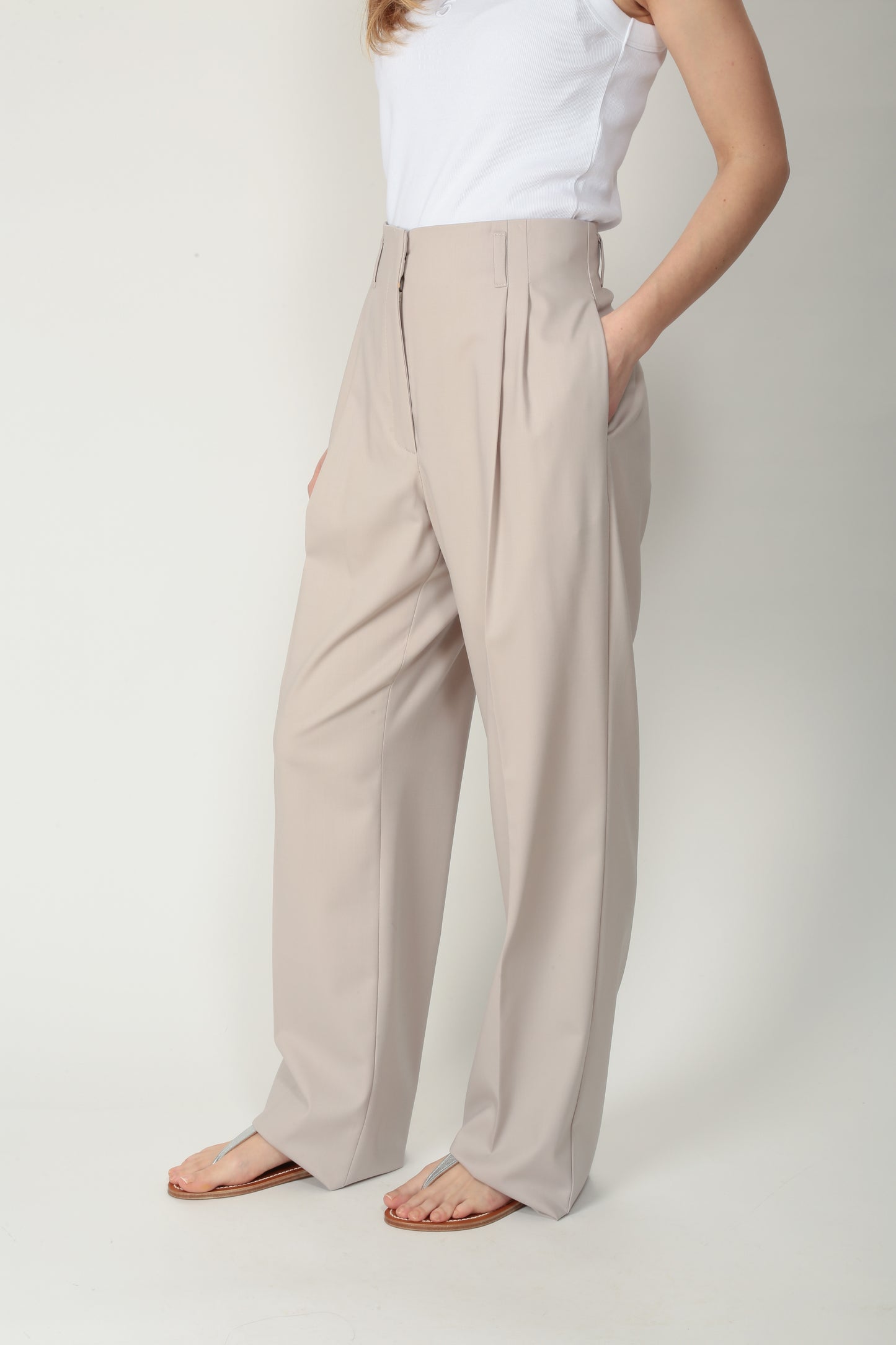 https://admin.shopify.com/store/gulieshop/products/15154415960413#:~:text=https%3A//www.gulieshop.it%20%E2%80%BA%20products%20%E2%80%BA%20l%2Dconti%2Dpantalone%2Ddoppia%2Dpinces%2Df4sp41