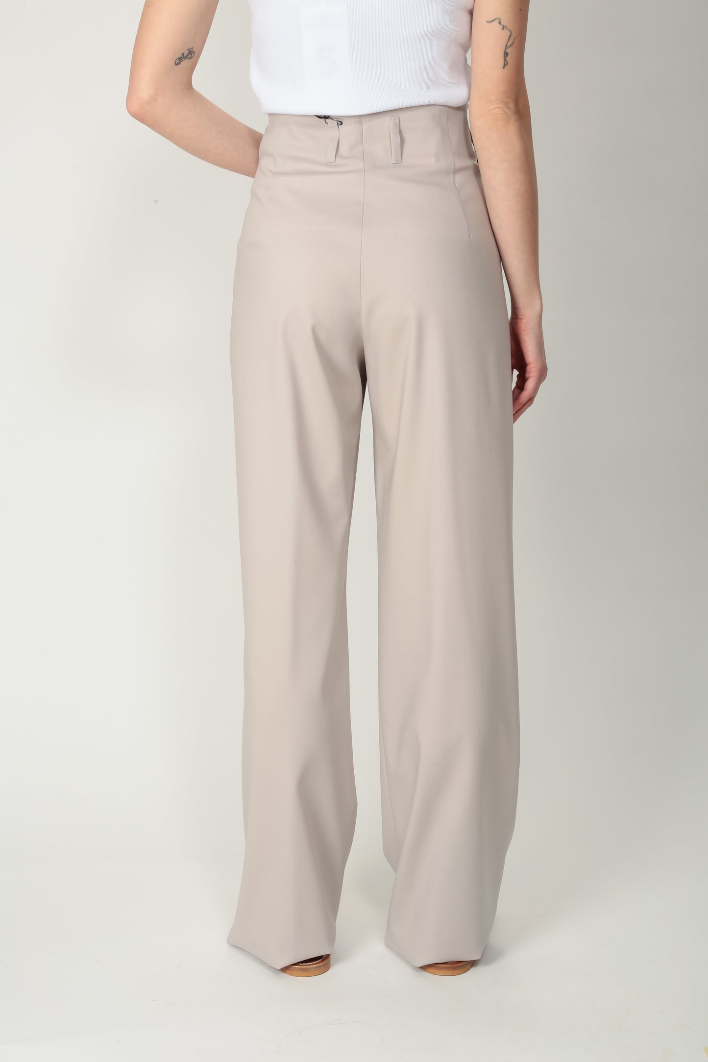 https://admin.shopify.com/store/gulieshop/products/15154415960413#:~:text=https%3A//www.gulieshop.it%20%E2%80%BA%20products%20%E2%80%BA%20l%2Dconti%2Dpantalone%2Ddoppia%2Dpinces%2Df4sp41