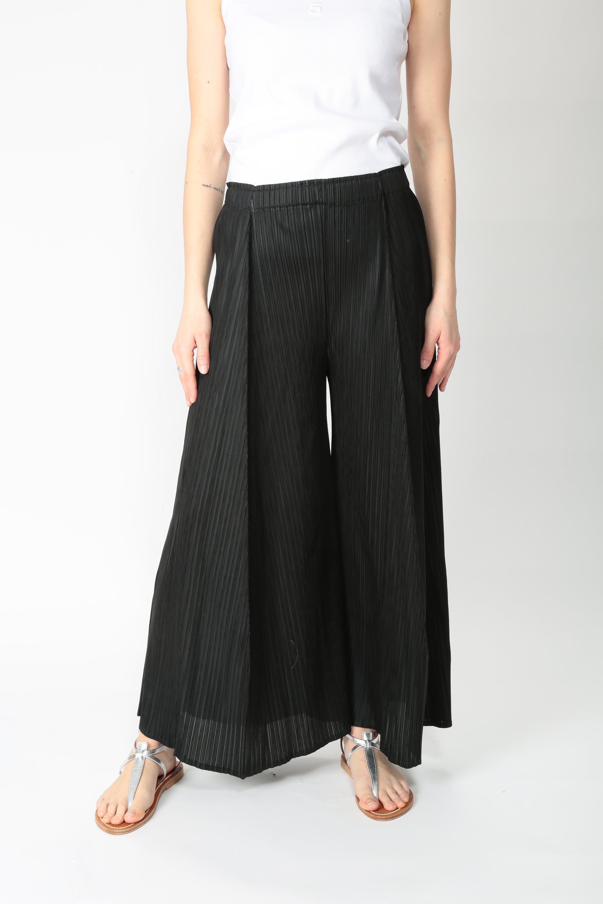 https://admin.shopify.com/store/gulieshop/products/15145076425053#:~:text=https%3A//www.gulieshop.it%20%E2%80%BA%20products%20%E2%80%BA%20meimeij%2Dpantagonna%2Dplisse%2Dm5py09