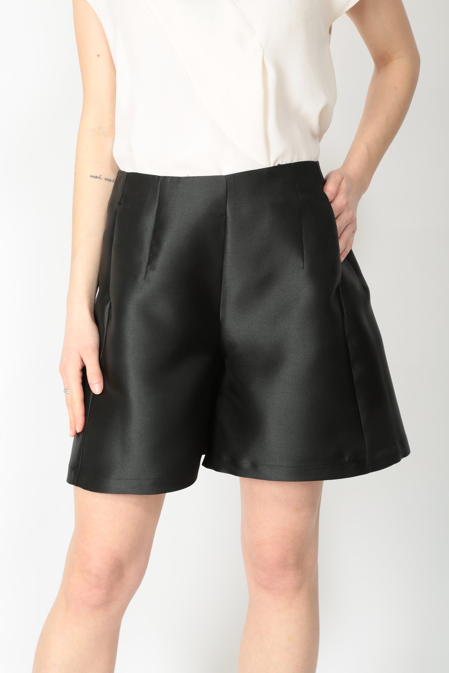 https://admin.shopify.com/store/gulieshop/products/15192689672541#:~:text=https%3A//www.gulieshop.it%20%E2%80%BA%20products%20%E2%80%BA%20beatrice%2Dshort%2Din%2Draso%2D25fe1040hopper