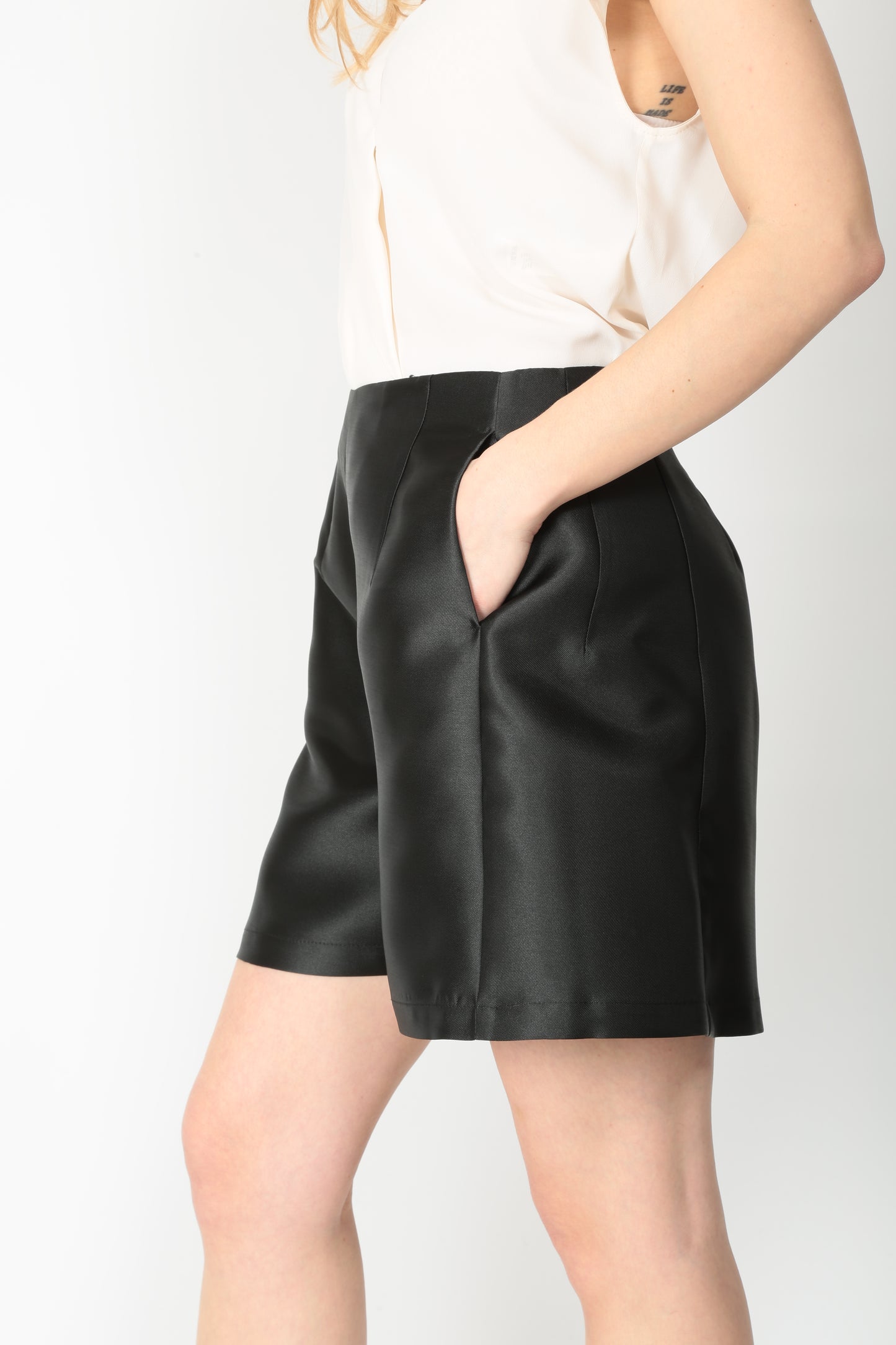 https://admin.shopify.com/store/gulieshop/products/15192689672541#:~:text=https%3A//www.gulieshop.it%20%E2%80%BA%20products%20%E2%80%BA%20beatrice%2Dshort%2Din%2Draso%2D25fe1040hopper