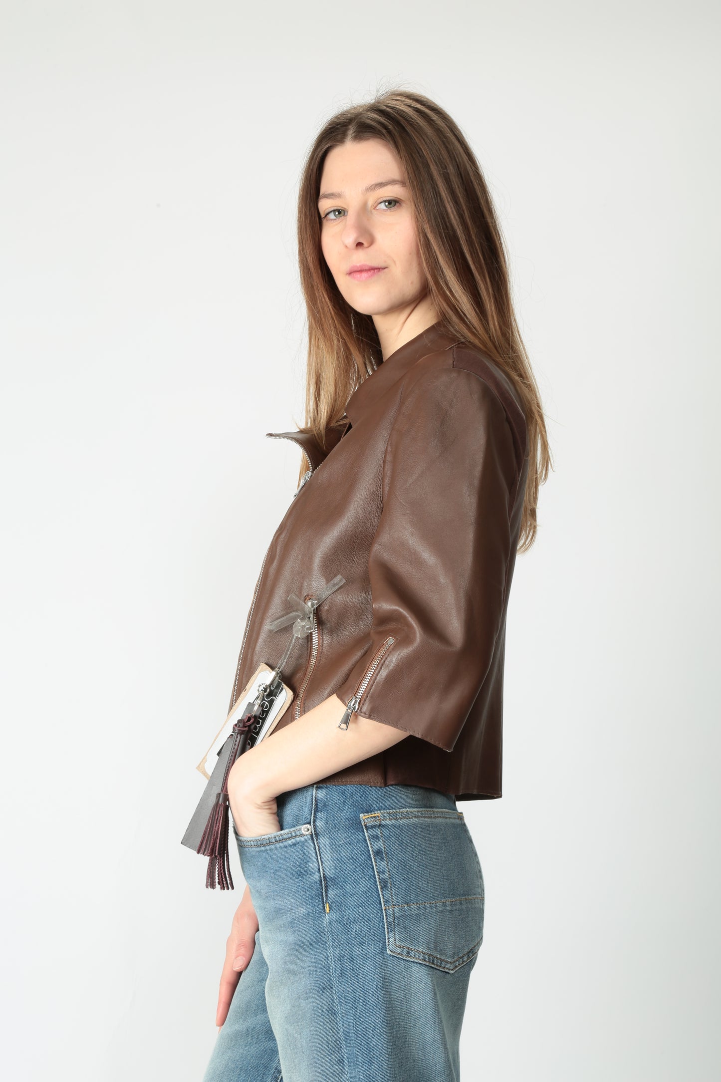 https://admin.shopify.com/store/gulieshop/products/15220319387997#:~:text=https%3A//www.gulieshop.it%20%E2%80%BA%20products%20%E2%80%BA%20jackie%2Dchiodo%2Dcorto%2Din%2Dpelle%2Dcoco