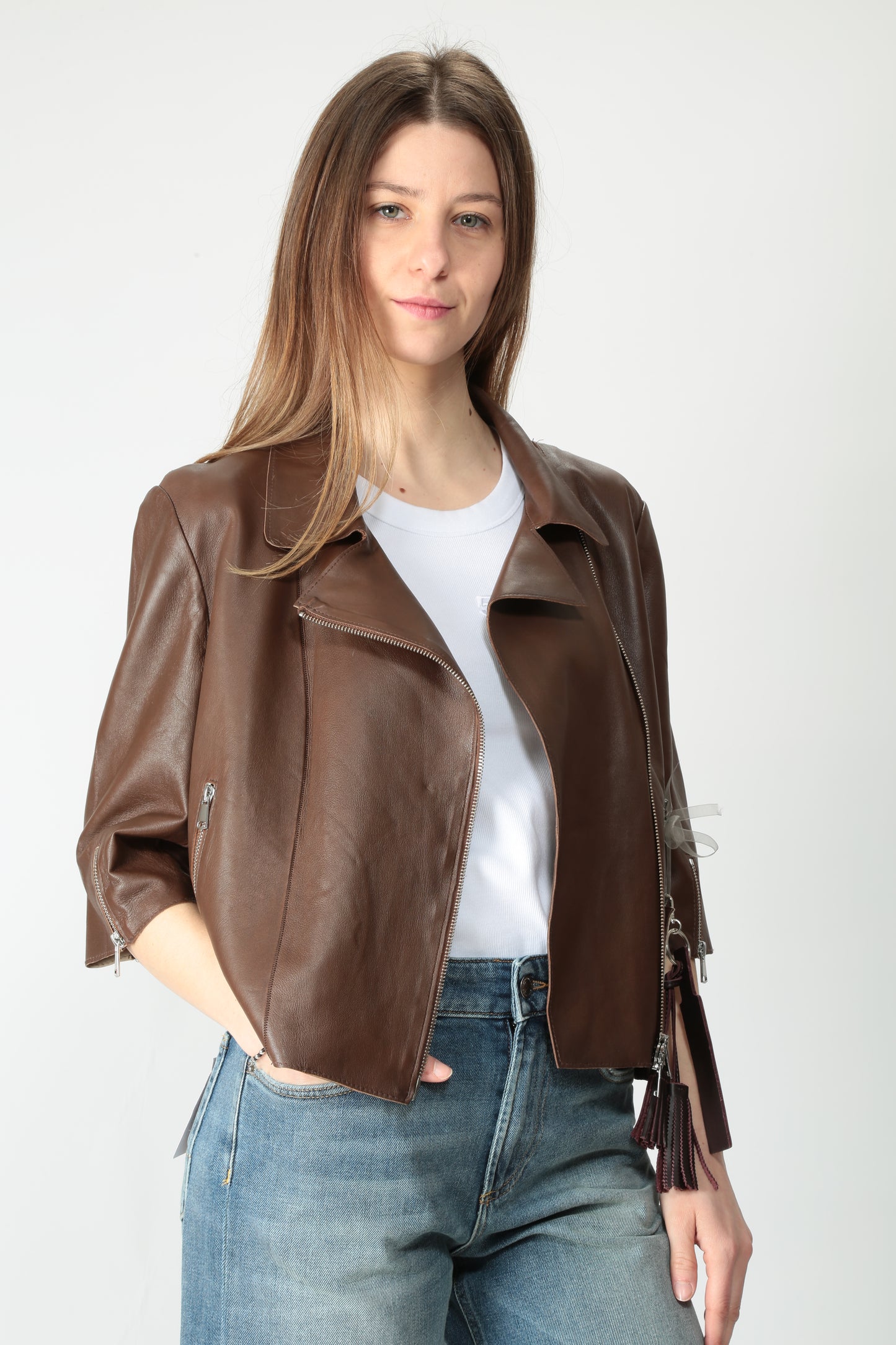 https://admin.shopify.com/store/gulieshop/products/15220319387997#:~:text=https%3A//www.gulieshop.it%20%E2%80%BA%20products%20%E2%80%BA%20jackie%2Dchiodo%2Dcorto%2Din%2Dpelle%2Dcoco