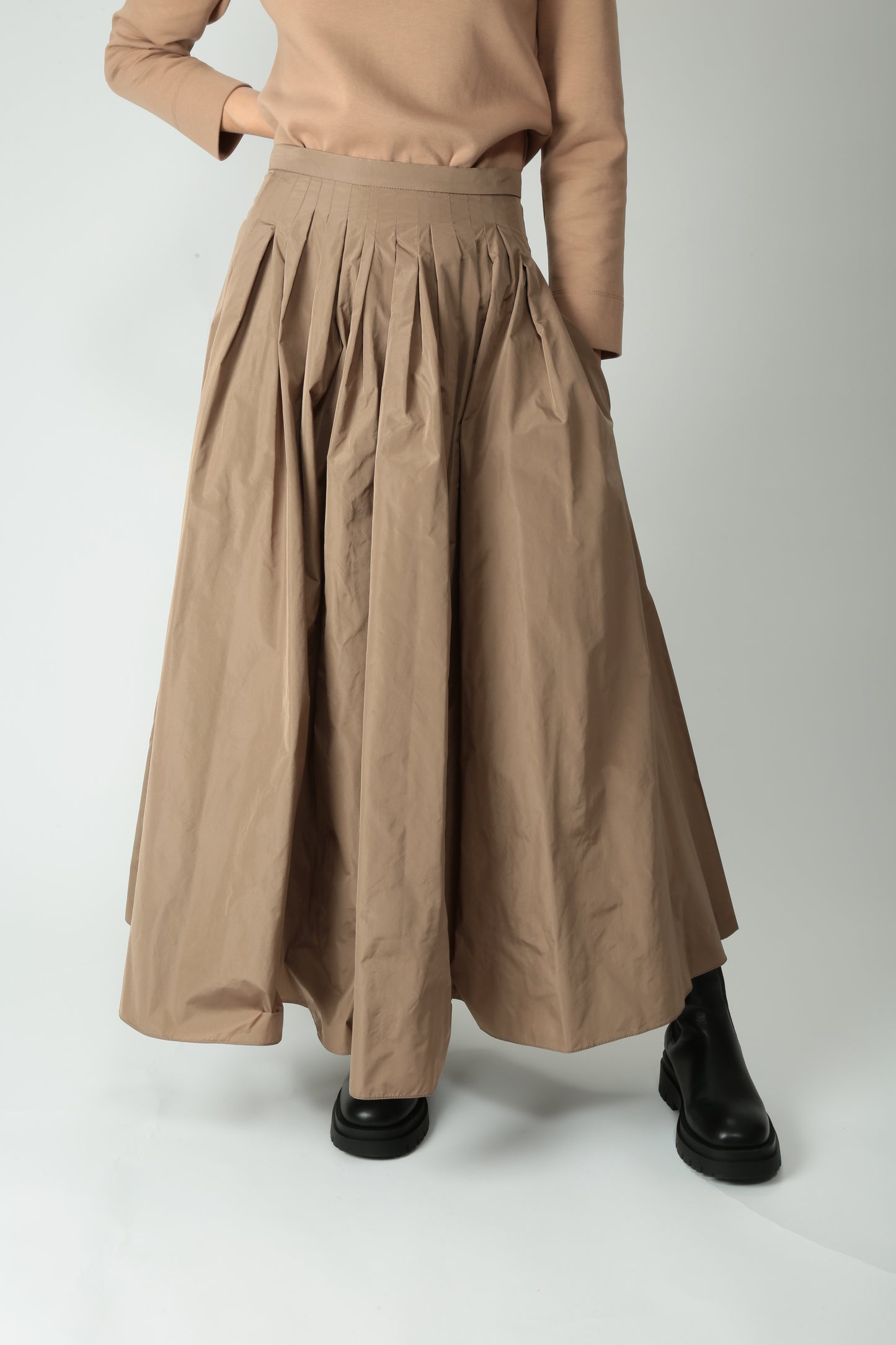 https://admin.shopify.com/store/gulieshop/products/15526145425757#:~:text=https%3A//www.gulieshop.it%20%E2%80%BA%20products%20%E2%80%BA%20s%2Dmaxmara%2Dgonna%2Dampia%2Din%2Dtaffeta%2Djokey