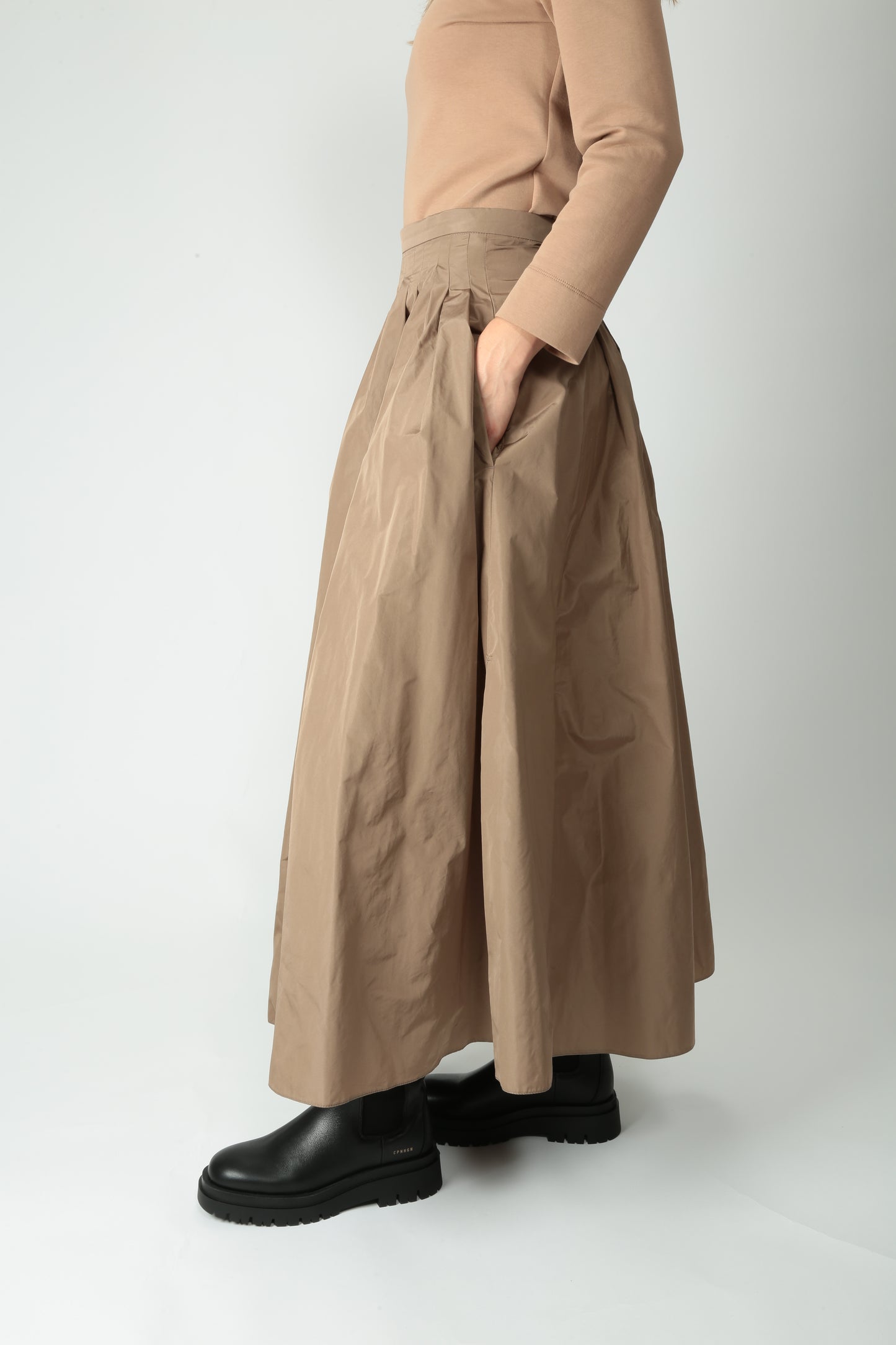 https://admin.shopify.com/store/gulieshop/products/15526145425757#:~:text=https%3A//www.gulieshop.it%20%E2%80%BA%20products%20%E2%80%BA%20s%2Dmaxmara%2Dgonna%2Dampia%2Din%2Dtaffeta%2Djokey