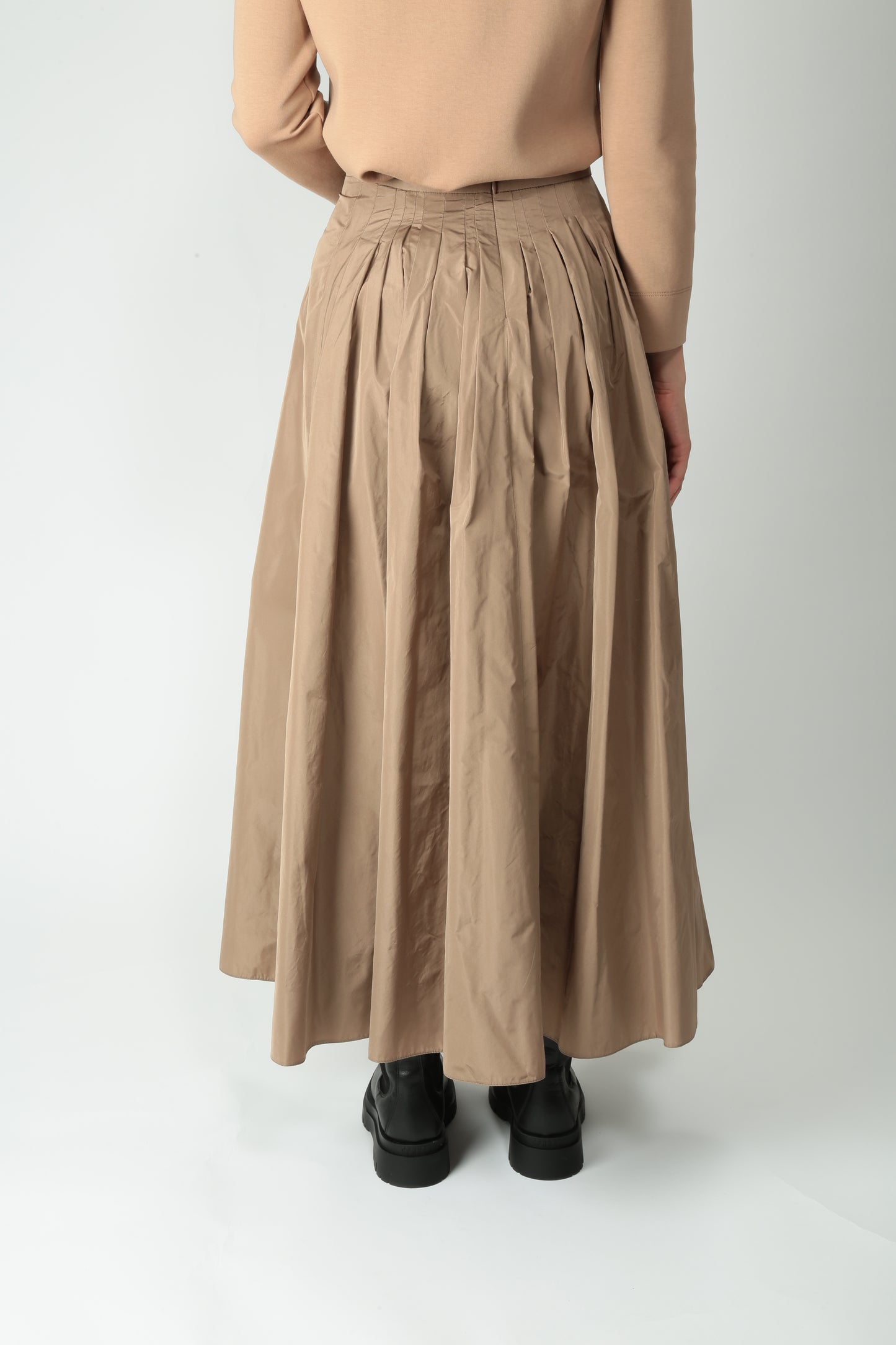 https://admin.shopify.com/store/gulieshop/products/15526145425757#:~:text=https%3A//www.gulieshop.it%20%E2%80%BA%20products%20%E2%80%BA%20s%2Dmaxmara%2Dgonna%2Dampia%2Din%2Dtaffeta%2Djokey