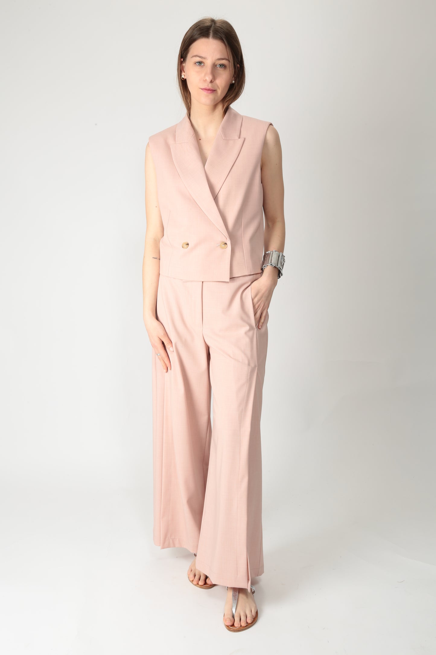 https://admin.shopify.com/store/gulieshop/products/15220319060317#:~:text=https%3A//www.gulieshop.it%20%E2%80%BA%20products%20%E2%80%BA%20solotre%2Dgilet%2Dcropped%2Ddoppiopetto%2Dm1d0141%2D1