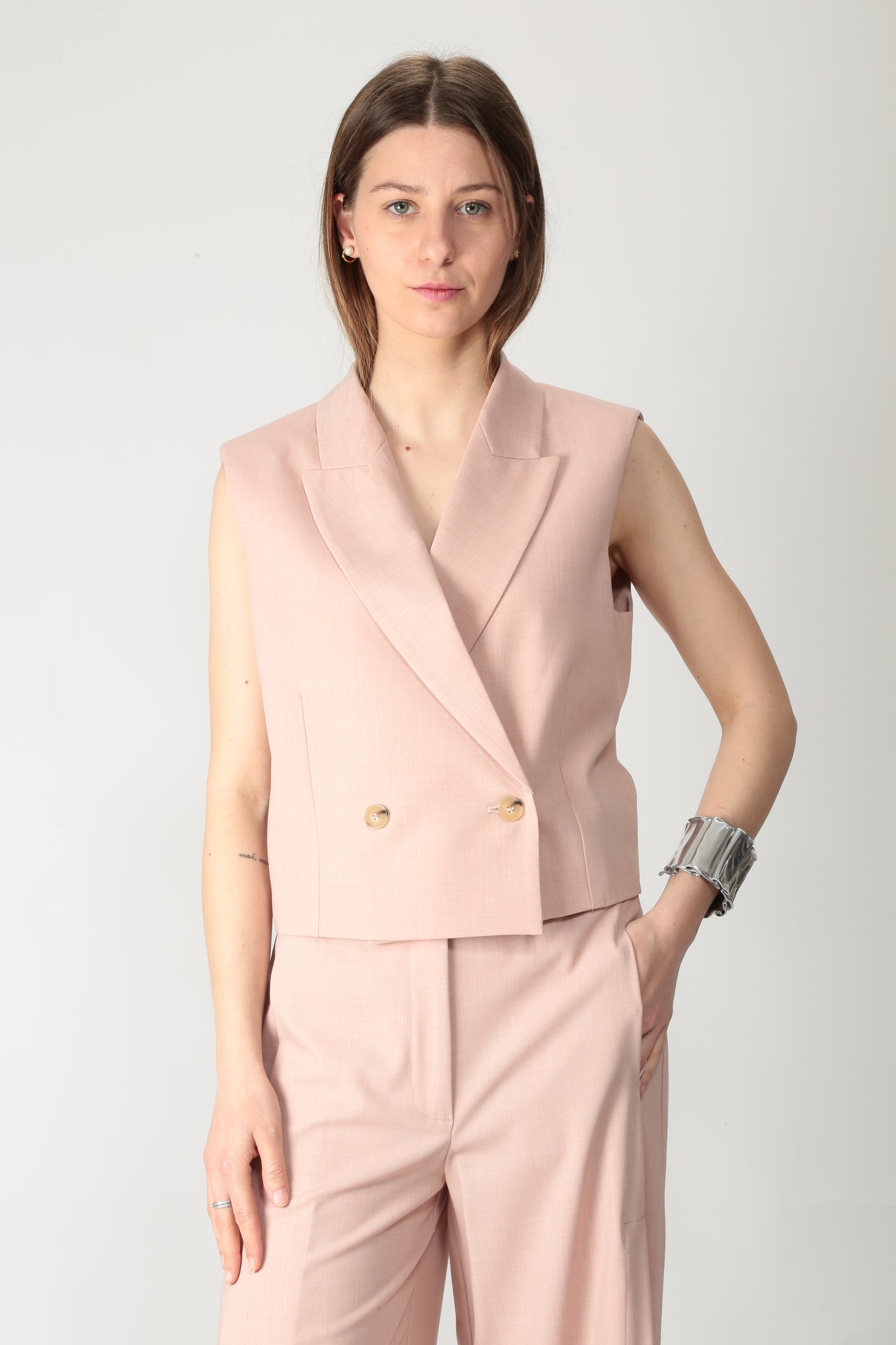https://admin.shopify.com/store/gulieshop/products/15220319060317#:~:text=https%3A//www.gulieshop.it%20%E2%80%BA%20products%20%E2%80%BA%20solotre%2Dgilet%2Dcropped%2Ddoppiopetto%2Dm1d0141%2D1