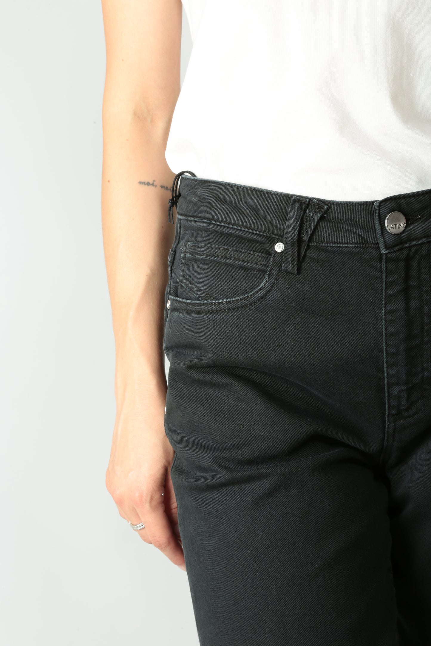 https://admin.shopify.com/store/gulieshop/products/15526133858653#:~:text=https%3A//www.gulieshop.it%20%E2%80%BA%20products%20%E2%80%BA%20latino%2Djeans%2Dballon%2Dpa151%2Dtsr%2D176%2Dvittoria