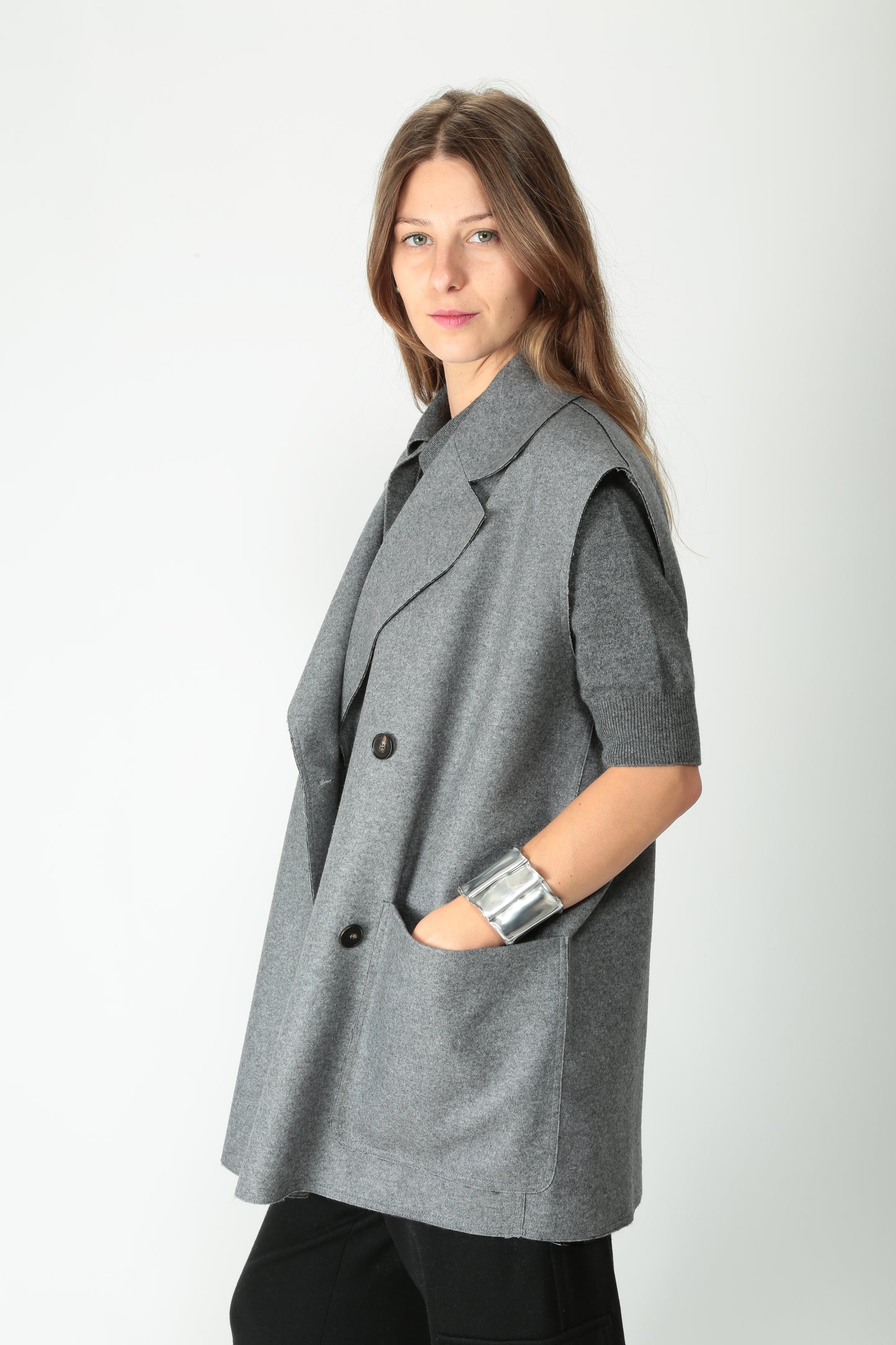 https://admin.shopify.com/store/gulieshop/products/15491874521437#:~:text=https%3A//www.gulieshop.it%20%E2%80%BA%20products%20%E2%80%BA%20l%2Dconti%2Dgilet%2Dmisto%2Dcachemire%2Doversize%2Doliver%2Df5wn42