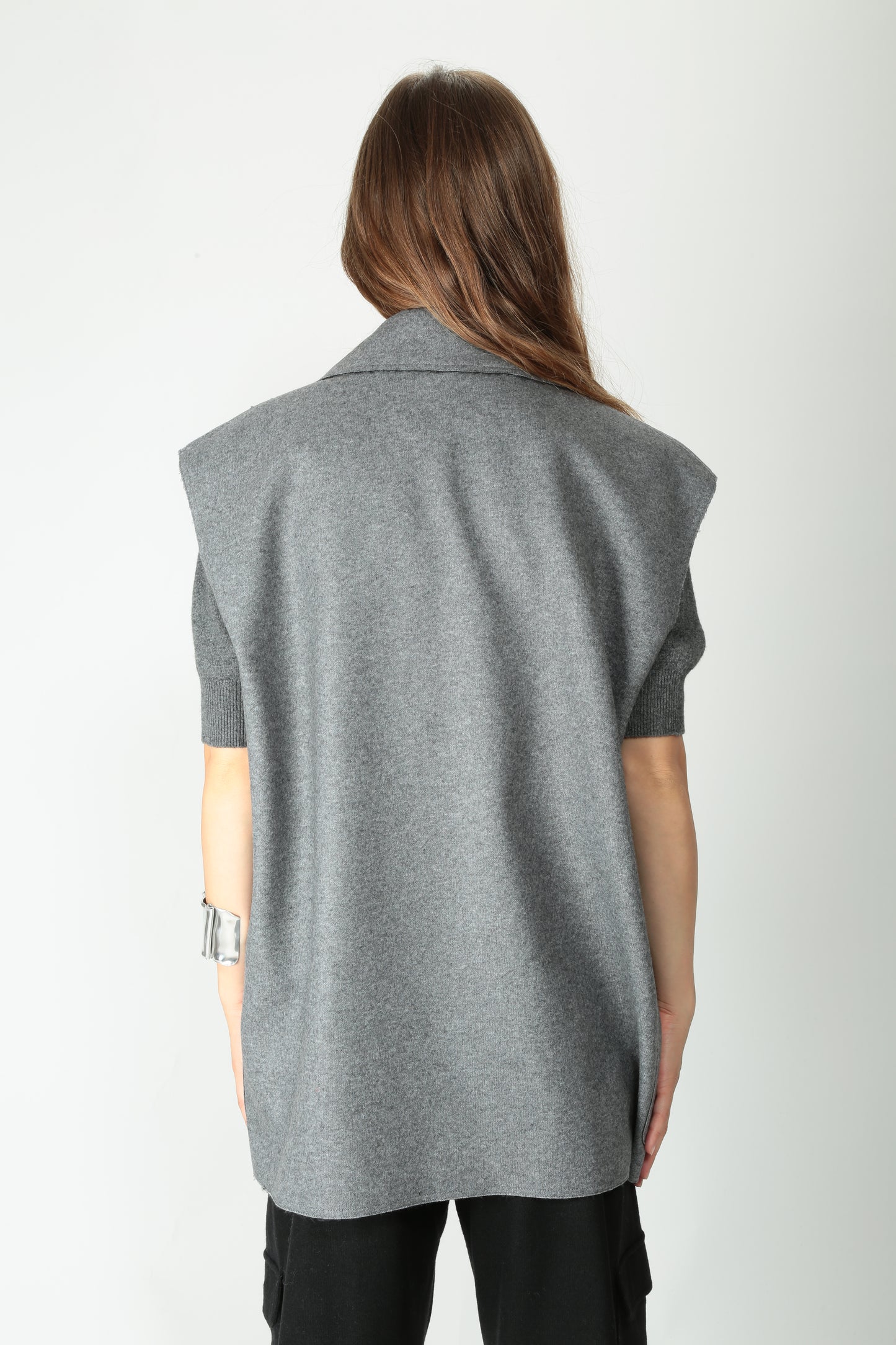 https://admin.shopify.com/store/gulieshop/products/15491874521437#:~:text=https%3A//www.gulieshop.it%20%E2%80%BA%20products%20%E2%80%BA%20l%2Dconti%2Dgilet%2Dmisto%2Dcachemire%2Doversize%2Doliver%2Df5wn42