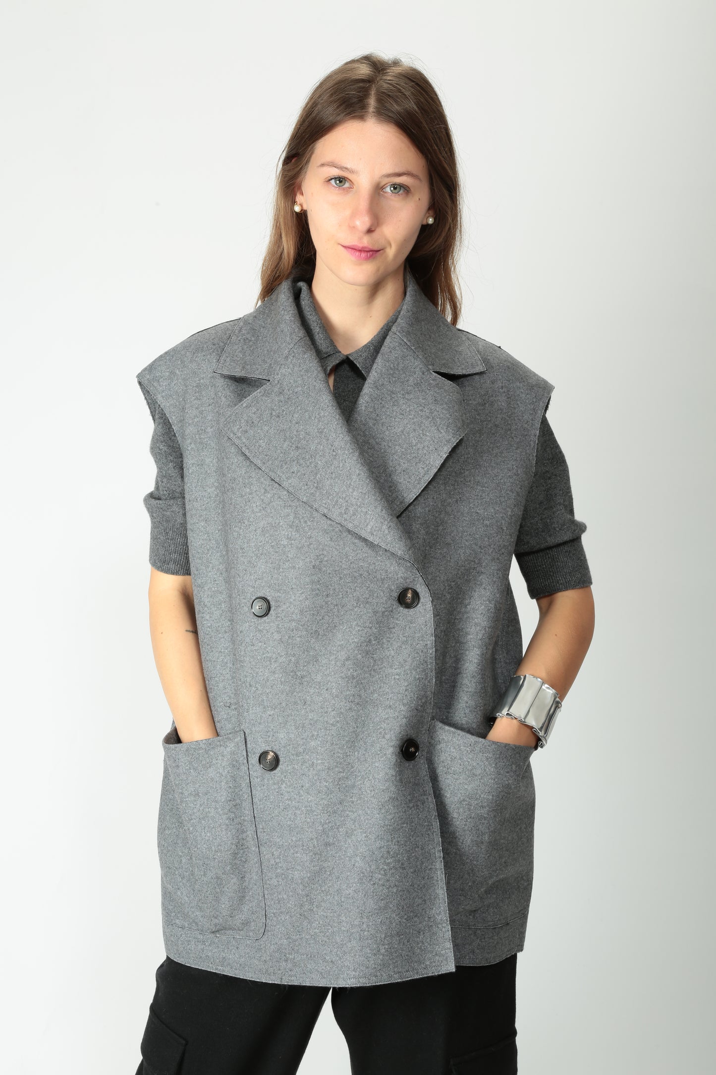 https://admin.shopify.com/store/gulieshop/products/15491874521437#:~:text=https%3A//www.gulieshop.it%20%E2%80%BA%20products%20%E2%80%BA%20l%2Dconti%2Dgilet%2Dmisto%2Dcachemire%2Doversize%2Doliver%2Df5wn42