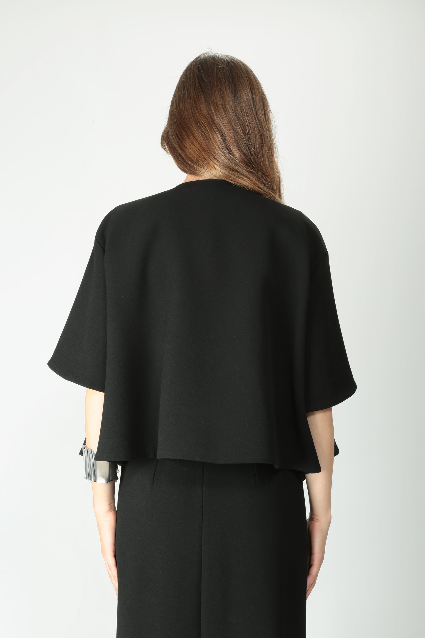 https://admin.shopify.com/store/gulieshop/products/15491874390365#:~:text=https%3A//www.gulieshop.it%20%E2%80%BA%20products%20%E2%80%BA%20l%2Dconti%2Dgiacca%2Dcorta%2Din%2Dcrepe%2Dwendy%2Df5wm70