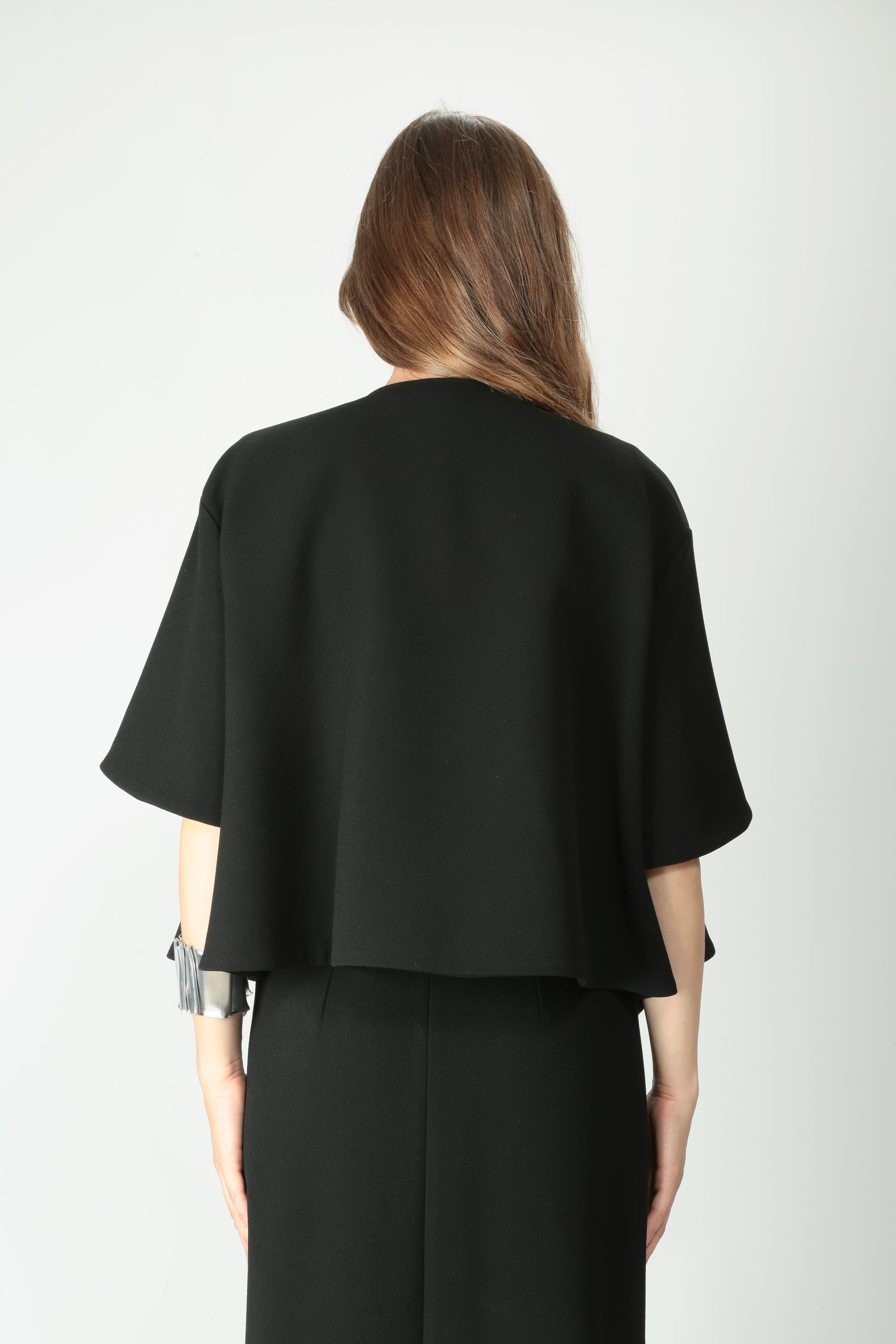 https://admin.shopify.com/store/gulieshop/products/15491874390365#:~:text=https%3A//www.gulieshop.it%20%E2%80%BA%20products%20%E2%80%BA%20l%2Dconti%2Dgiacca%2Dcorta%2Din%2Dcrepe%2Dwendy%2Df5wm70