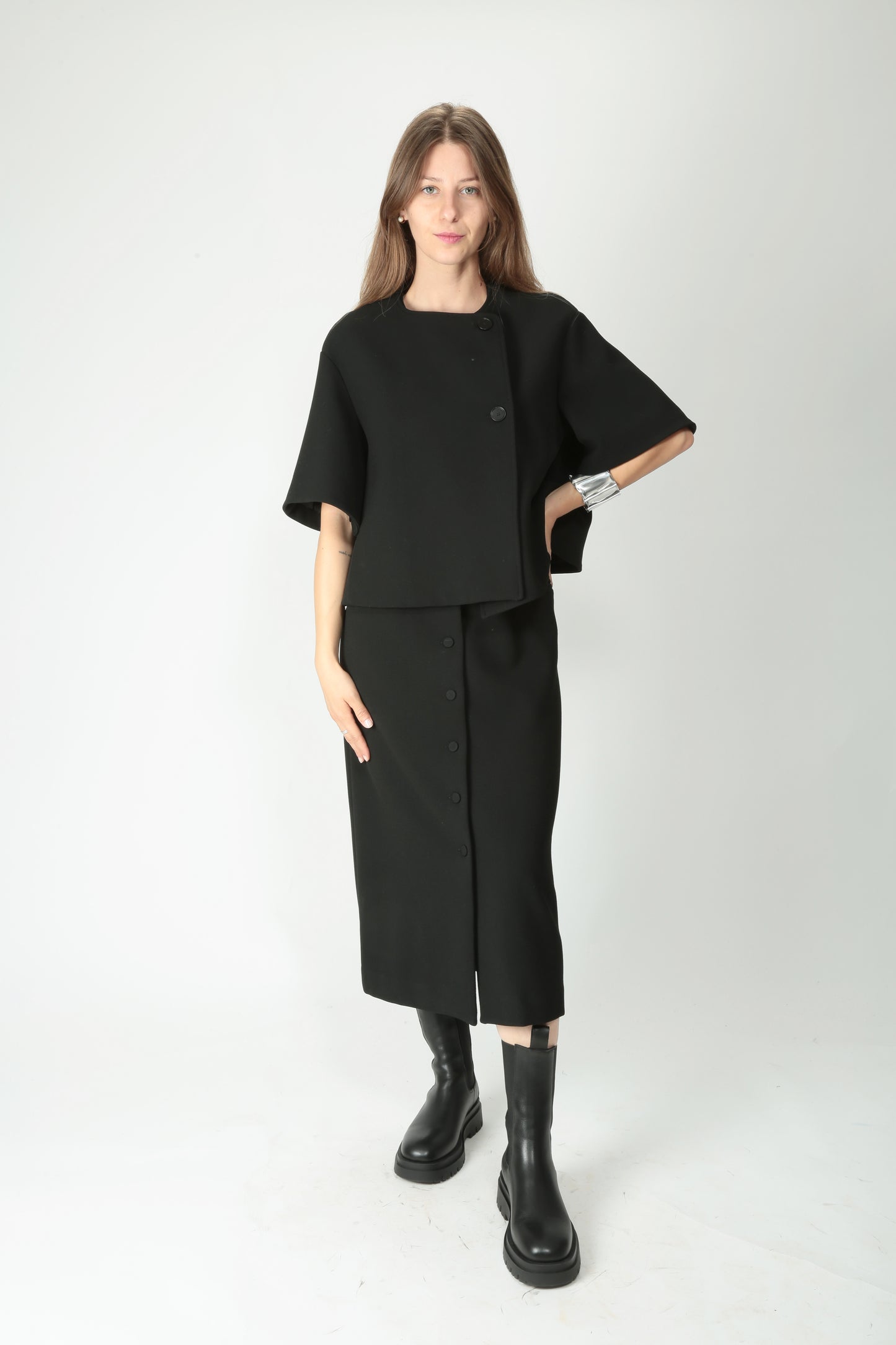 https://admin.shopify.com/store/gulieshop/products/15491874390365#:~:text=https%3A//www.gulieshop.it%20%E2%80%BA%20products%20%E2%80%BA%20l%2Dconti%2Dgiacca%2Dcorta%2Din%2Dcrepe%2Dwendy%2Df5wm70