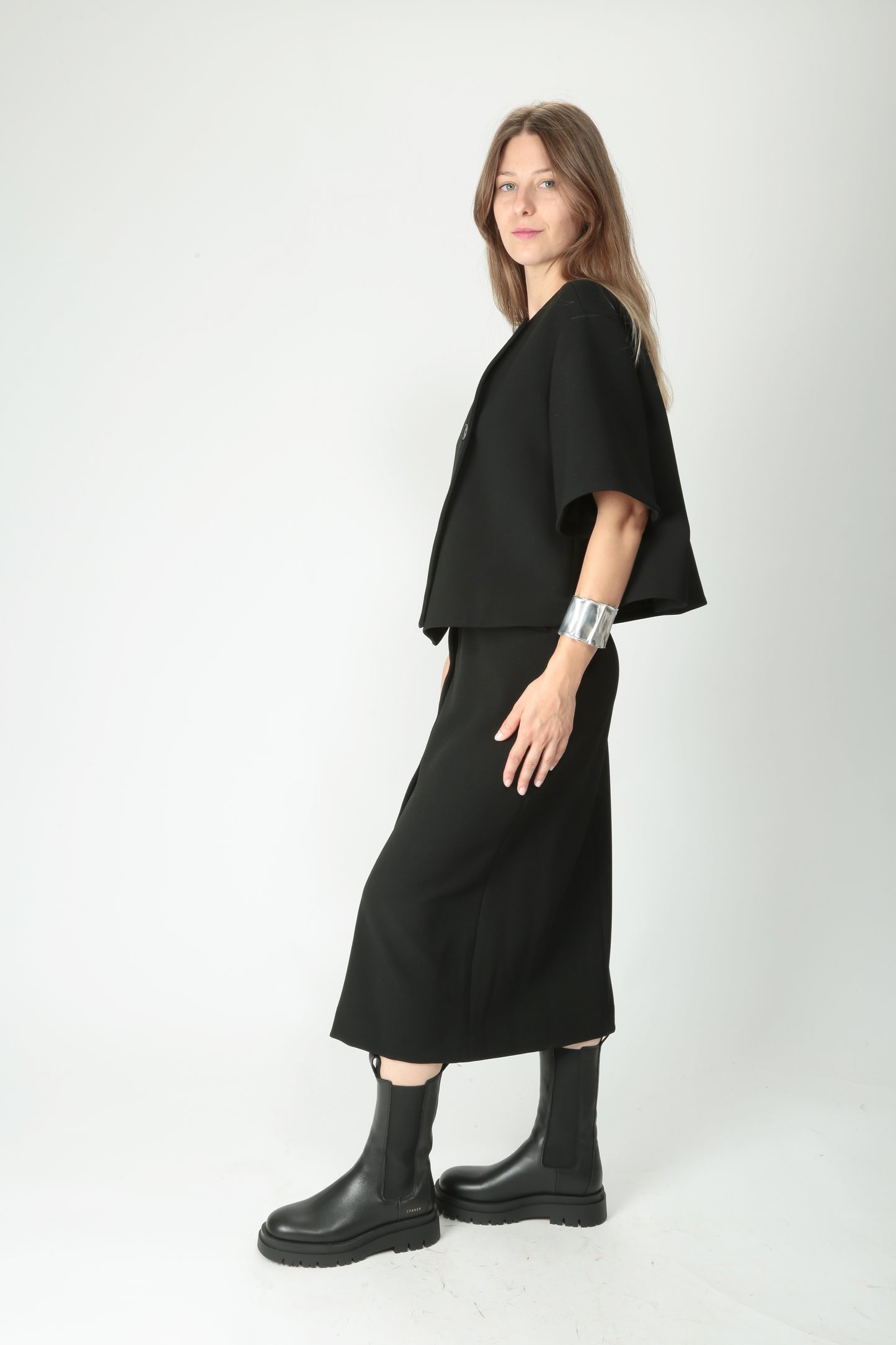 https://admin.shopify.com/store/gulieshop/products/15491874390365#:~:text=https%3A//www.gulieshop.it%20%E2%80%BA%20products%20%E2%80%BA%20l%2Dconti%2Dgiacca%2Dcorta%2Din%2Dcrepe%2Dwendy%2Df5wm70