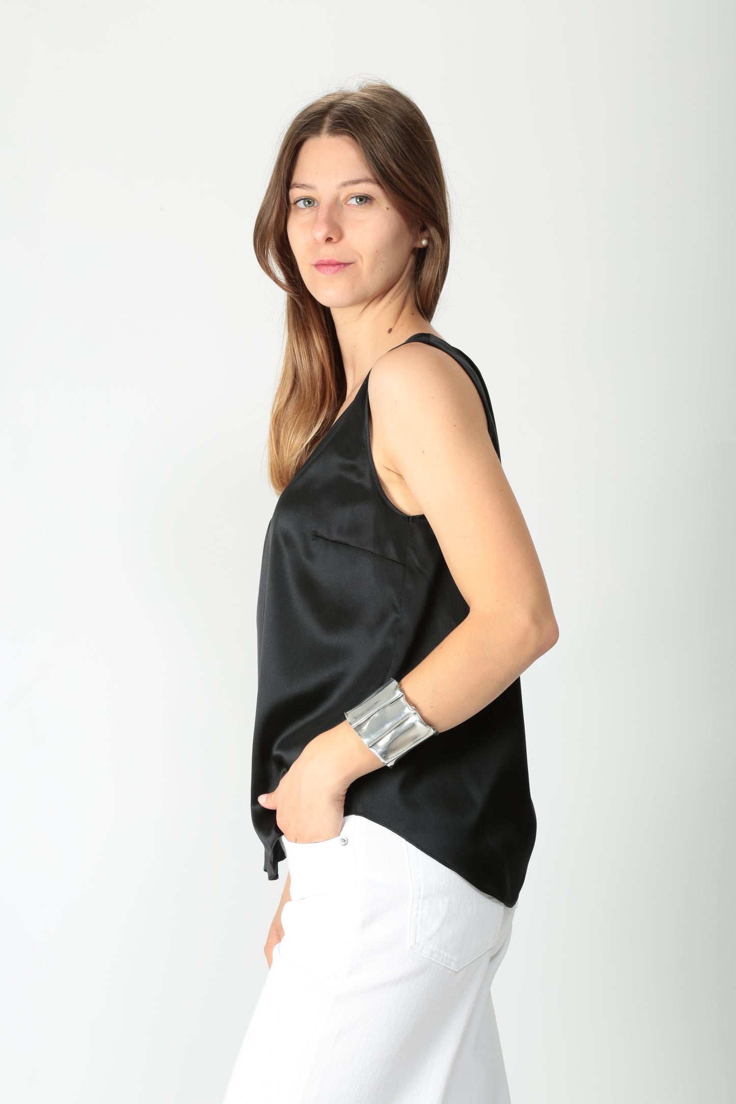https://admin.shopify.com/store/gulieshop/products/15502397276509#:~:text=https%3A//www.gulieshop.it%20%E2%80%BA%20products%20%E2%80%BA%20maida%2Dmila%2Dtop%2Din%2Dseta%2D251m1060