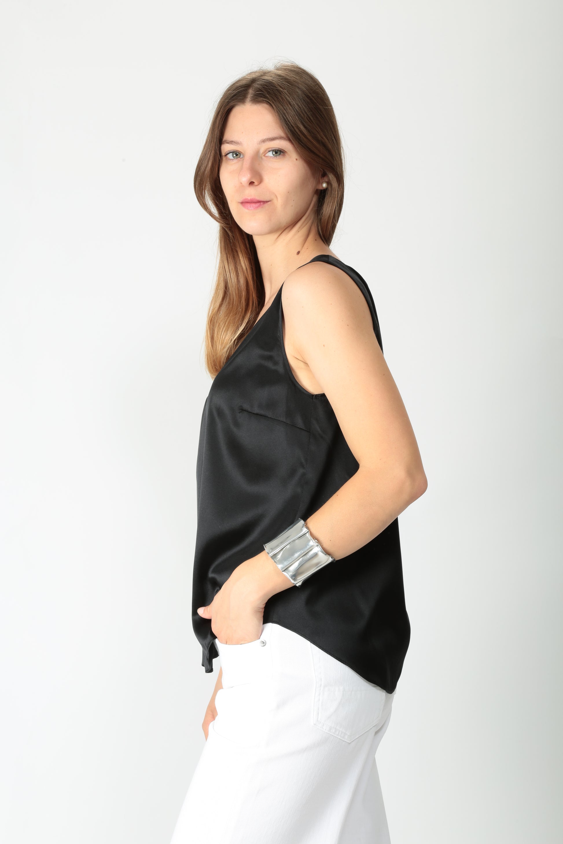 https://admin.shopify.com/store/gulieshop/products/15502397276509#:~:text=https%3A//www.gulieshop.it%20%E2%80%BA%20products%20%E2%80%BA%20maida%2Dmila%2Dtop%2Din%2Dseta%2D251m1060