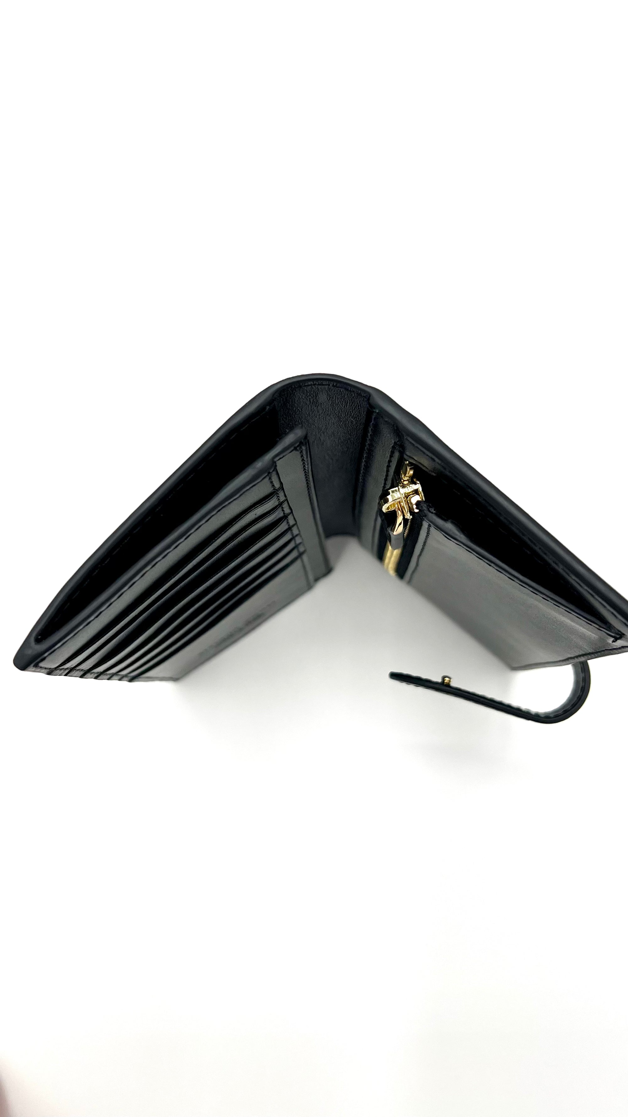 https://admin.shopify.com/store/gulieshop/products/16057142706525#:~:text=https%3A//www.gulieshop.it%20%E2%80%BA%20products%20%E2%80%BA%20l%2Dconti%2Dportafoglio%2Din%2Dpelle%2Dliscia%2Ddonald%2Da5wb57
