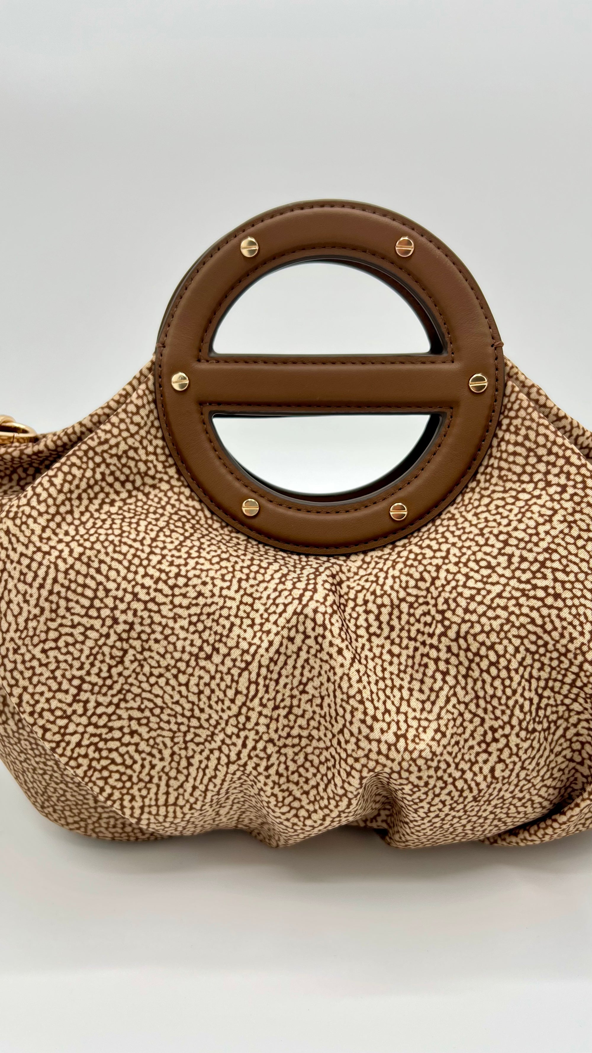 https://admin.shopify.com/store/gulieshop/products/15989763604829#:~:text=https%3A//www.gulieshop.it%20%E2%80%BA%20products%20%E2%80%BA%20borbonese%2Dborsa%2Da%2Dmano%2D91010210ah1%2D2