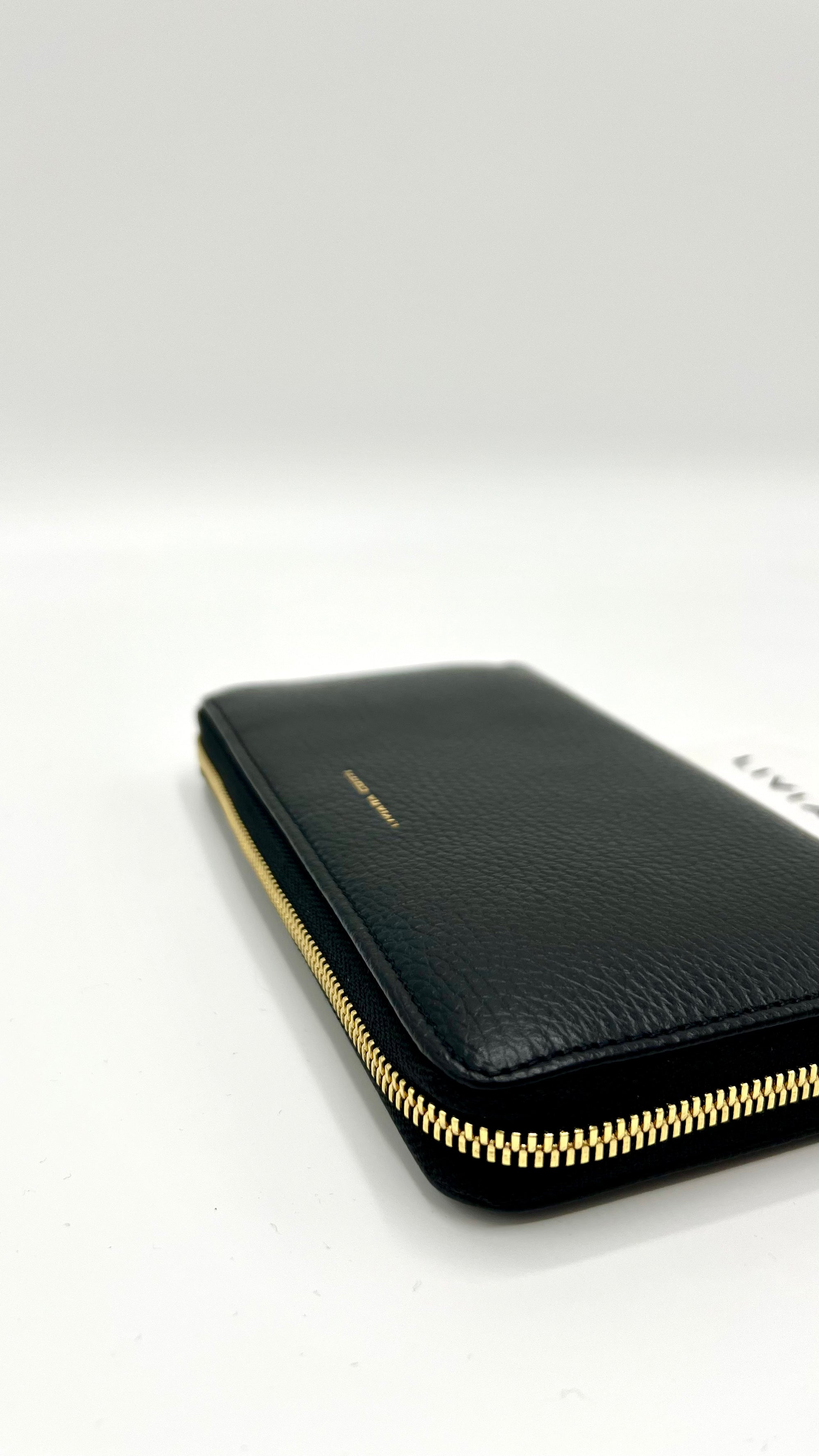 https://admin.shopify.com/store/gulieshop/products/16057010258269#:~:text=https%3A//www.gulieshop.it%20%E2%80%BA%20products%20%E2%80%BA%20l%2Dconti%2Dportafoglio%2Dzip%2Daround%2Ddrew%2Da5wb55