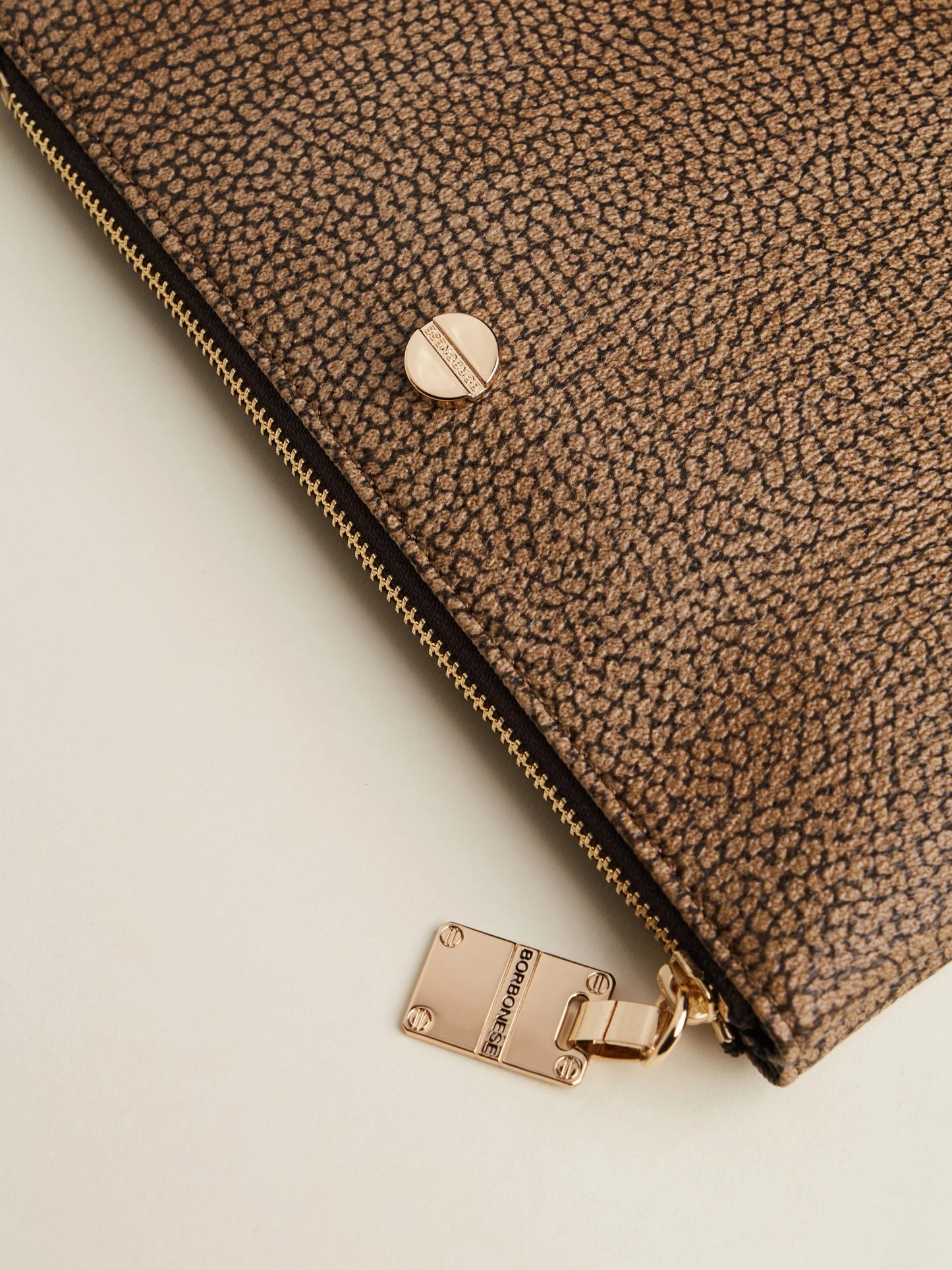 https://admin.shopify.com/store/gulieshop/products/15615157502301#:~:text=https%3A//www.gulieshop.it%20%E2%80%BA%20products%20%E2%80%BA%20borbonese%2Dbusta%2Dpiatta%2Dportadocumenti%2D900147