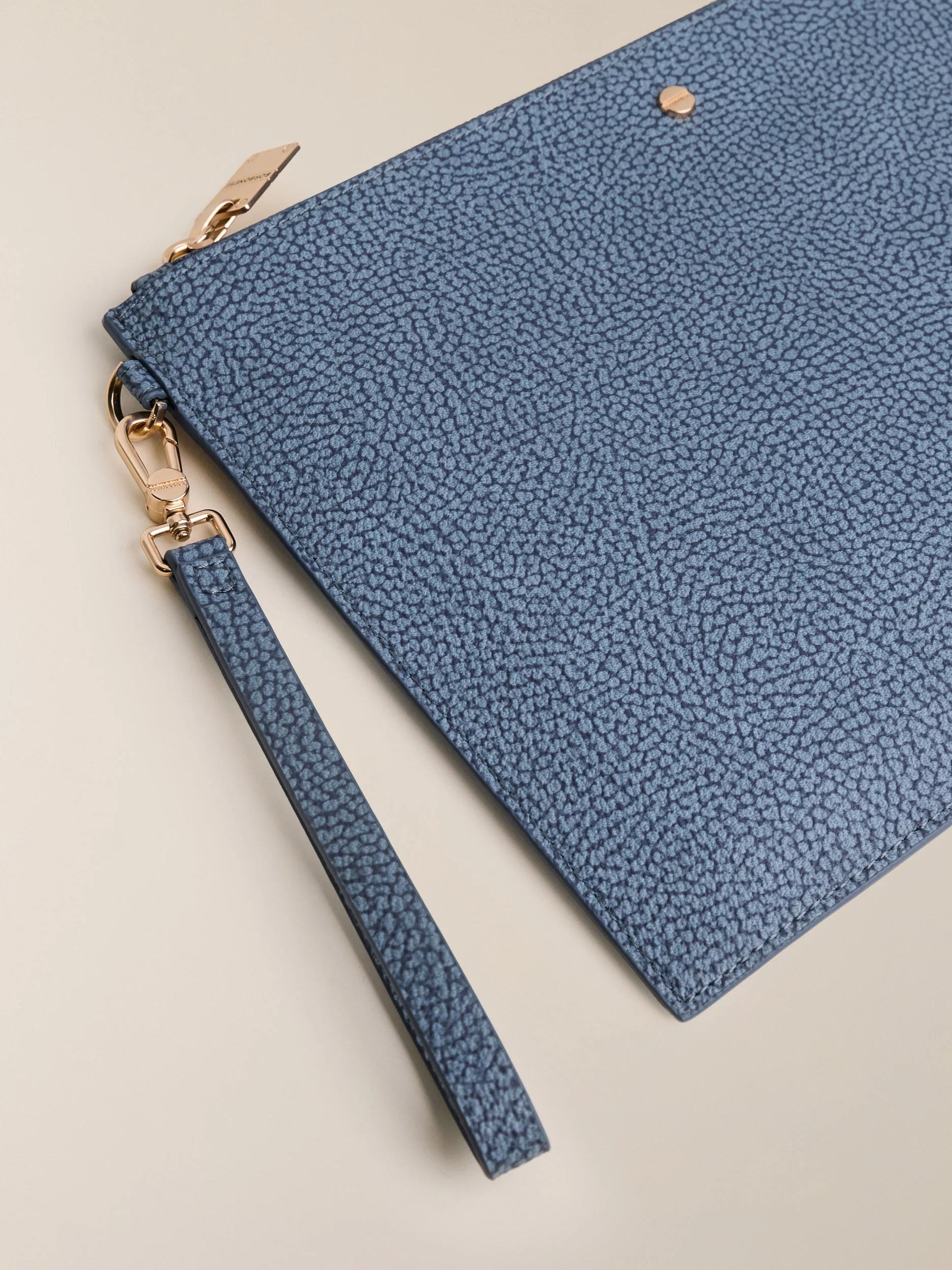 https://admin.shopify.com/store/gulieshop/products/16115313869149#:~:text=https%3A//www.gulieshop.it%20%E2%80%BA%20products%20%E2%80%BA%20borbonese%2Dbusta%2Dpiatta%2Dcon%2Dmaniglia%2D9020160191