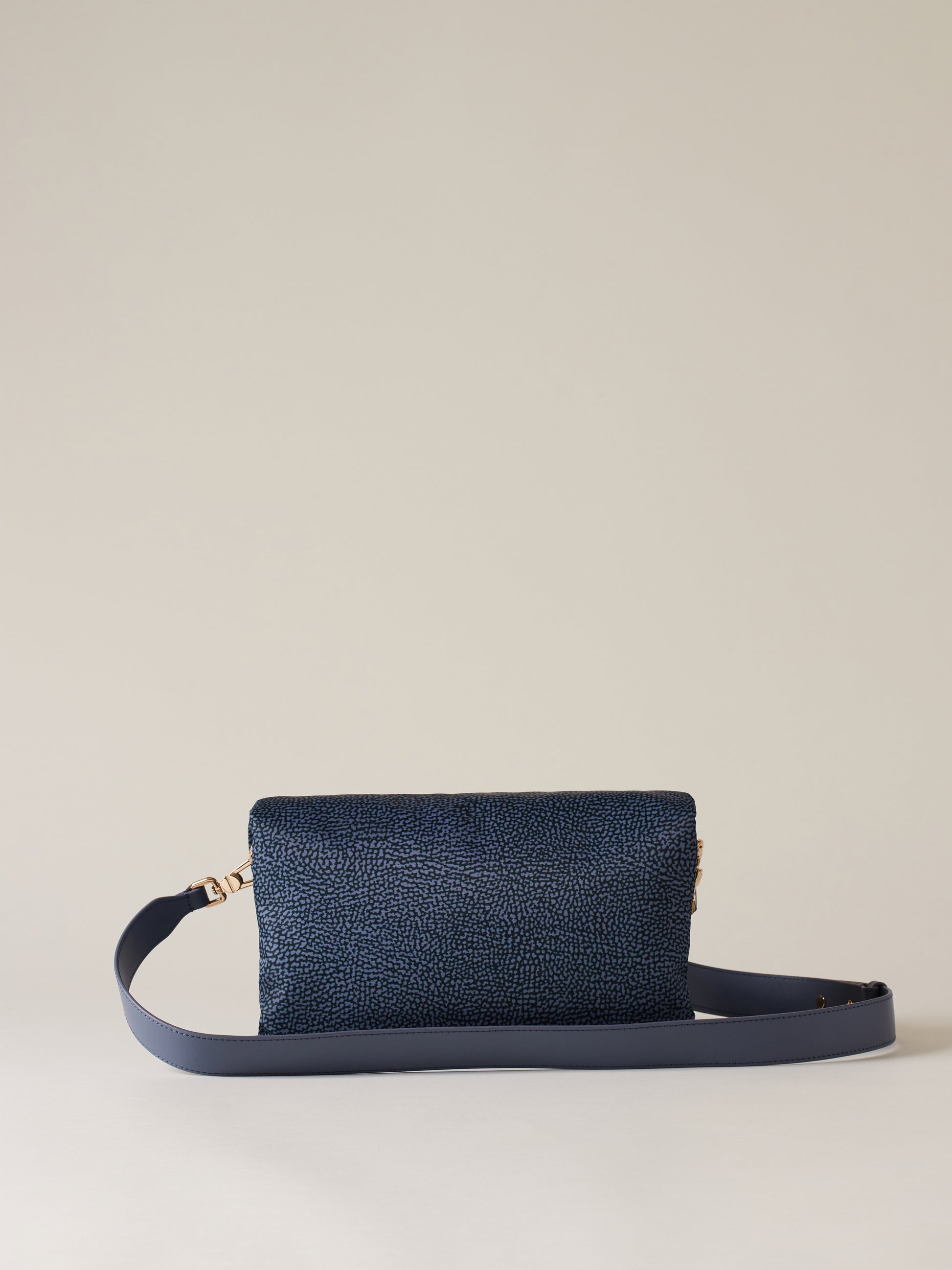https://admin.shopify.com/store/gulieshop/products/15269743034717#:~:text=https%3A//www.gulieshop.it%20%E2%80%BA%20products%20%E2%80%BA%20borbonese%2Dborsa%2Dpiatta%2Dcon%2Dtracolla%2D91010047i15%2D2