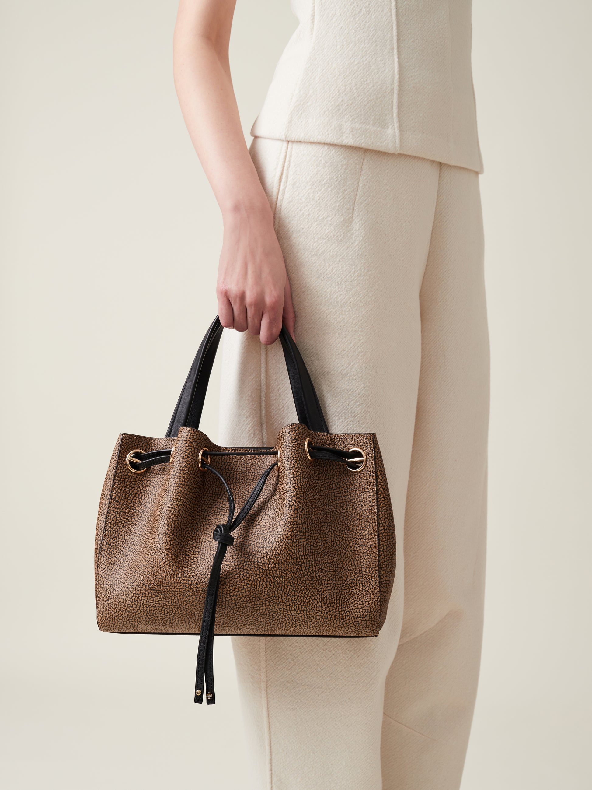 https://admin.shopify.com/store/gulieshop/products/15269743984989#:~:text=https%3A//www.gulieshop.it%20%E2%80%BA%20products%20%E2%80%BA%20borbonese%2Dborsa%2Dshopping%2D91010055%2D0022