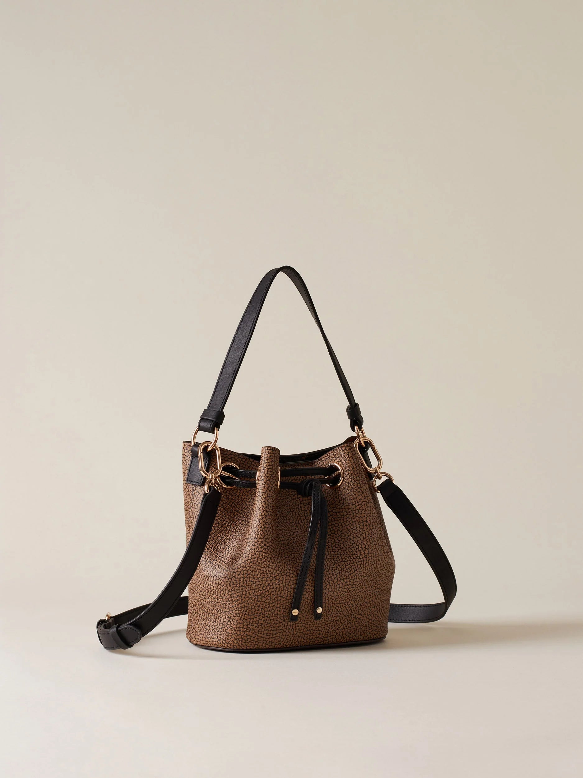 https://admin.shopify.com/store/gulieshop/products/15391808684381#:~:text=https%3A//www.gulieshop.it%20%E2%80%BA%20products%20%E2%80%BA%20borbonese%2Dborsa%2Dsecchiello%2D910100570023